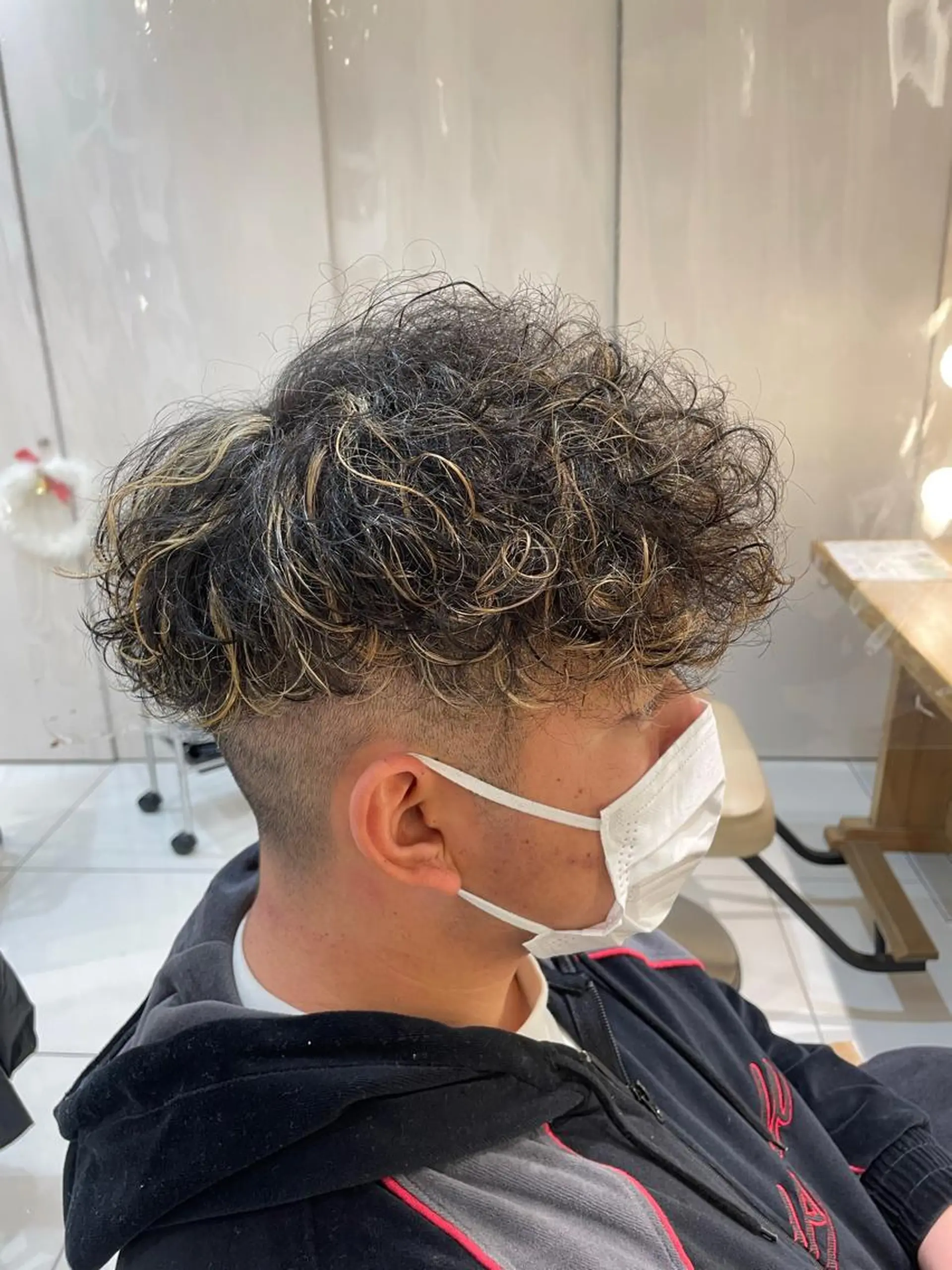 ミディアム パーマ メンズ ミディアムパーマ メンズブリーチ メンズハイライト メンズパーマ スペインカール 本厚木｜縮毛矯正/ 髪質改善/専門サロンのヘアスタイル