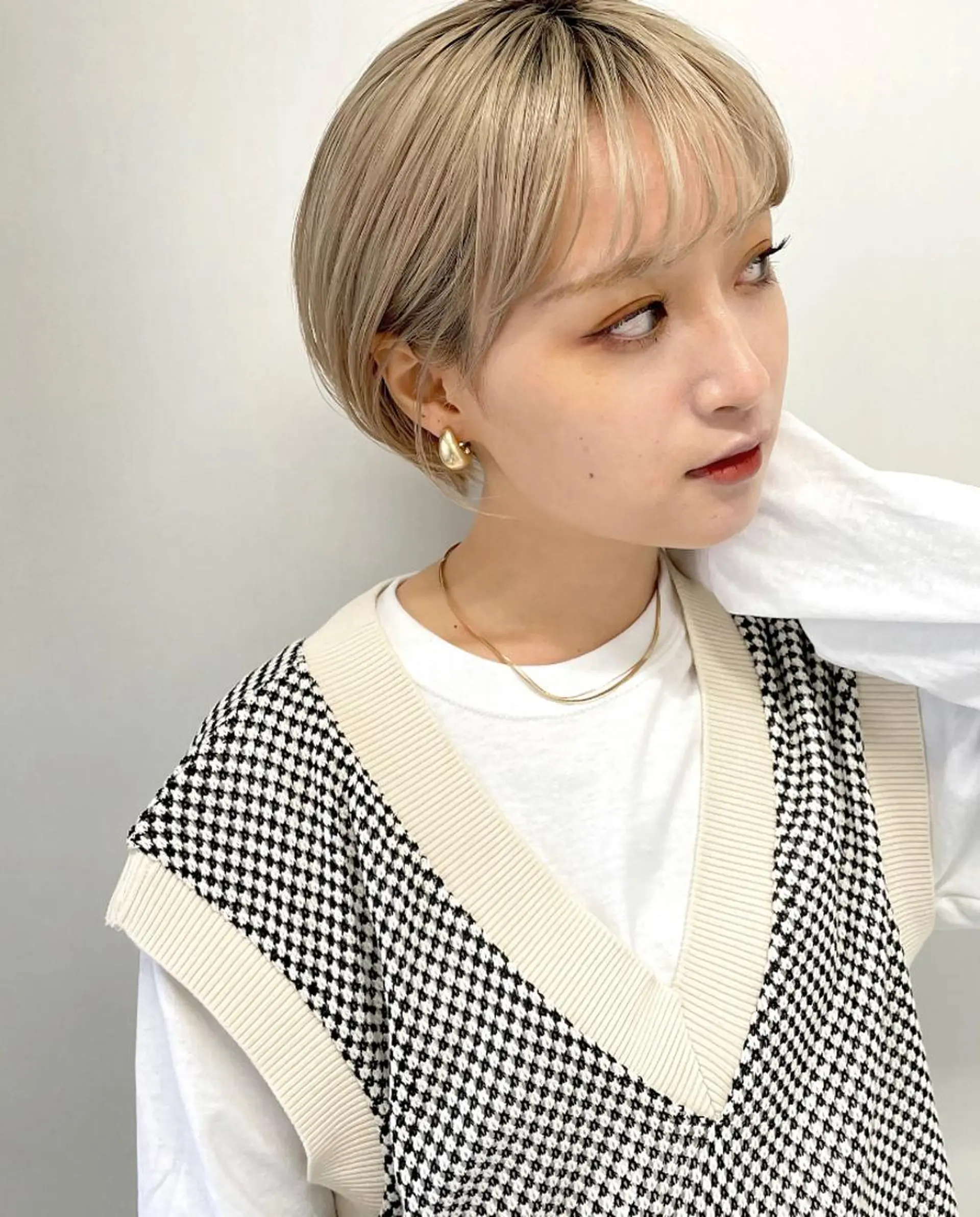 ショート カラー ベージュカラー ブリーチ ブロンド ケアブリーチ ダブルカラー ヘアカラー MARU パーマ/レイヤーのヘアスタイル