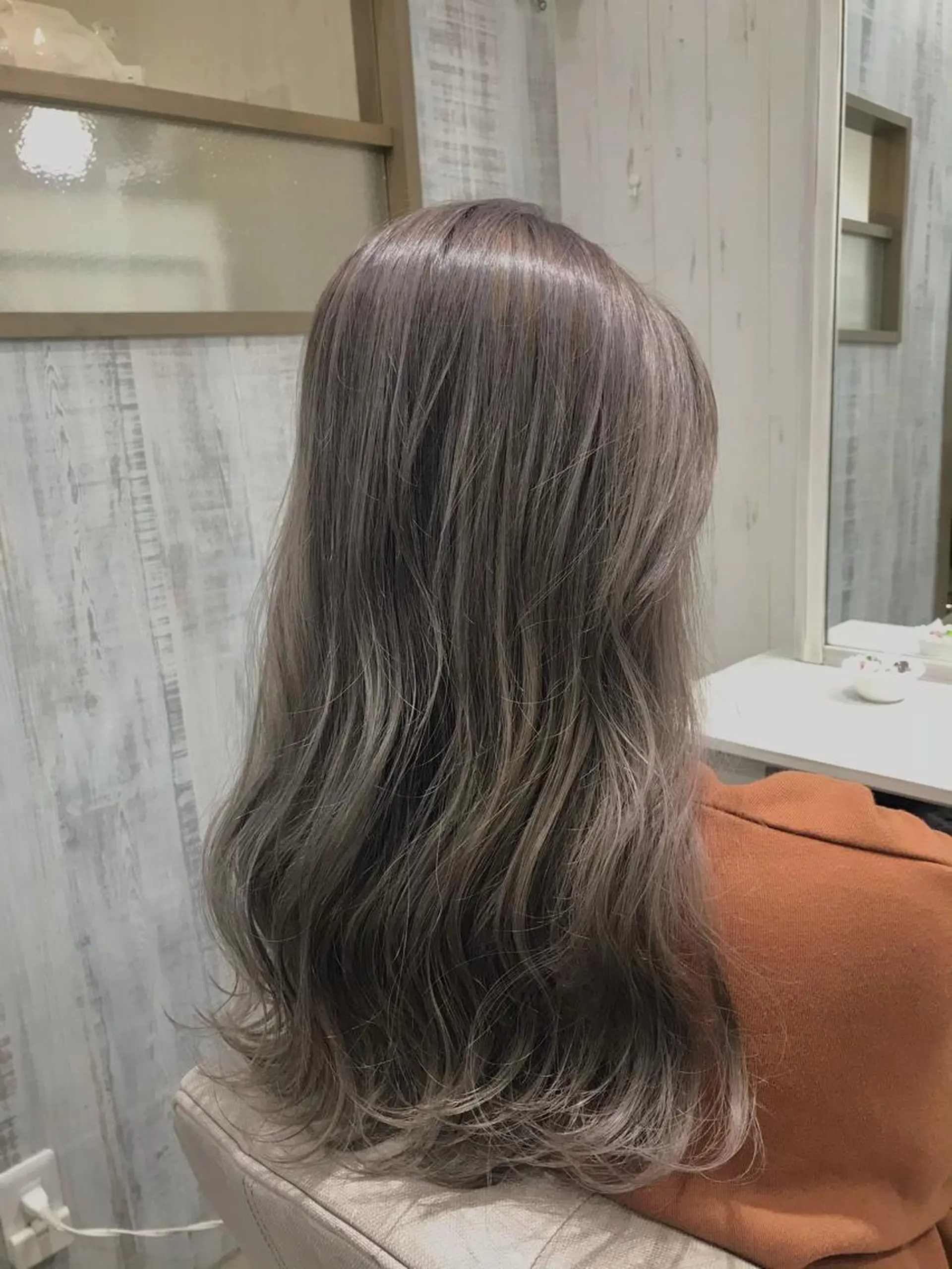 ロング アイスグレージュ ネモトメイナ🌿‬ 今月末で退職しますのヘアスタイル