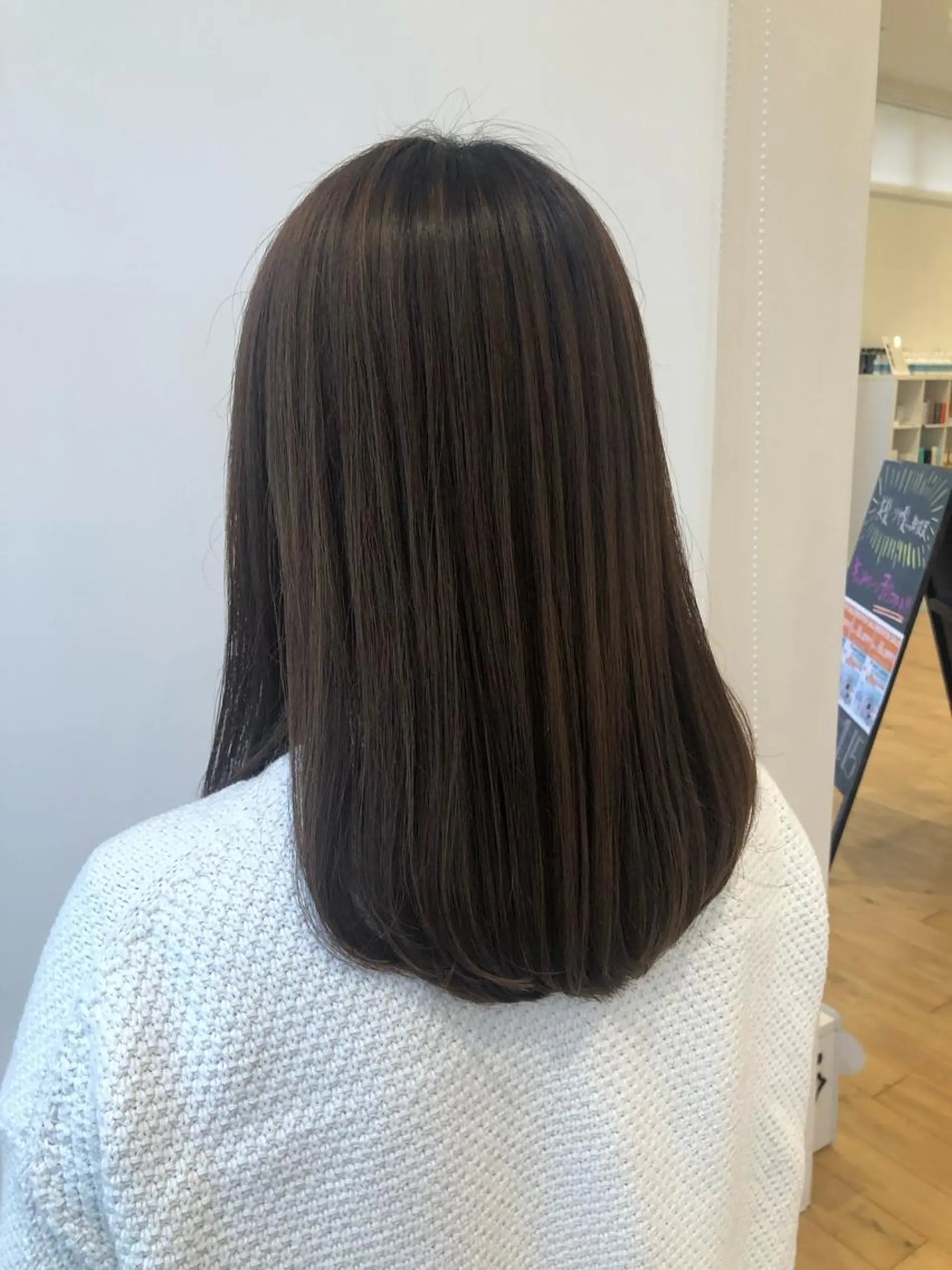 セミロング カット 松原 愛莉のヘアスタイル