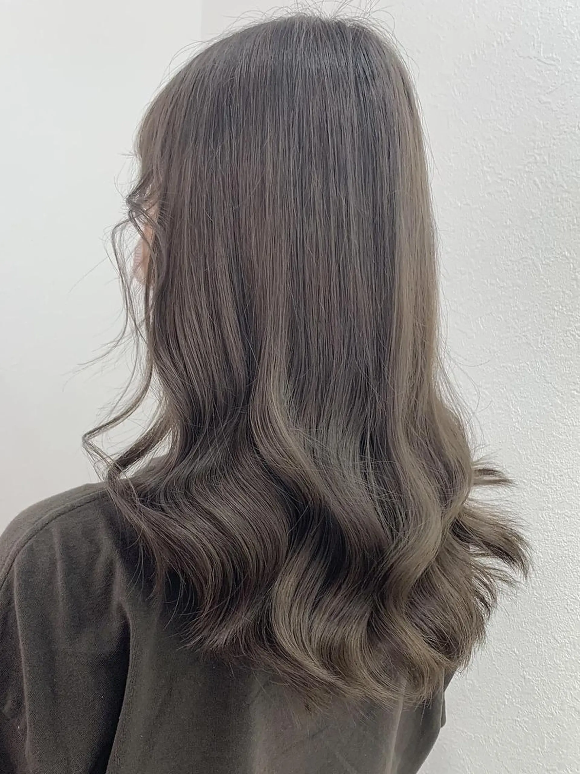 カラー ブリーチ グレージュ 中村 彩夏のヘアスタイル