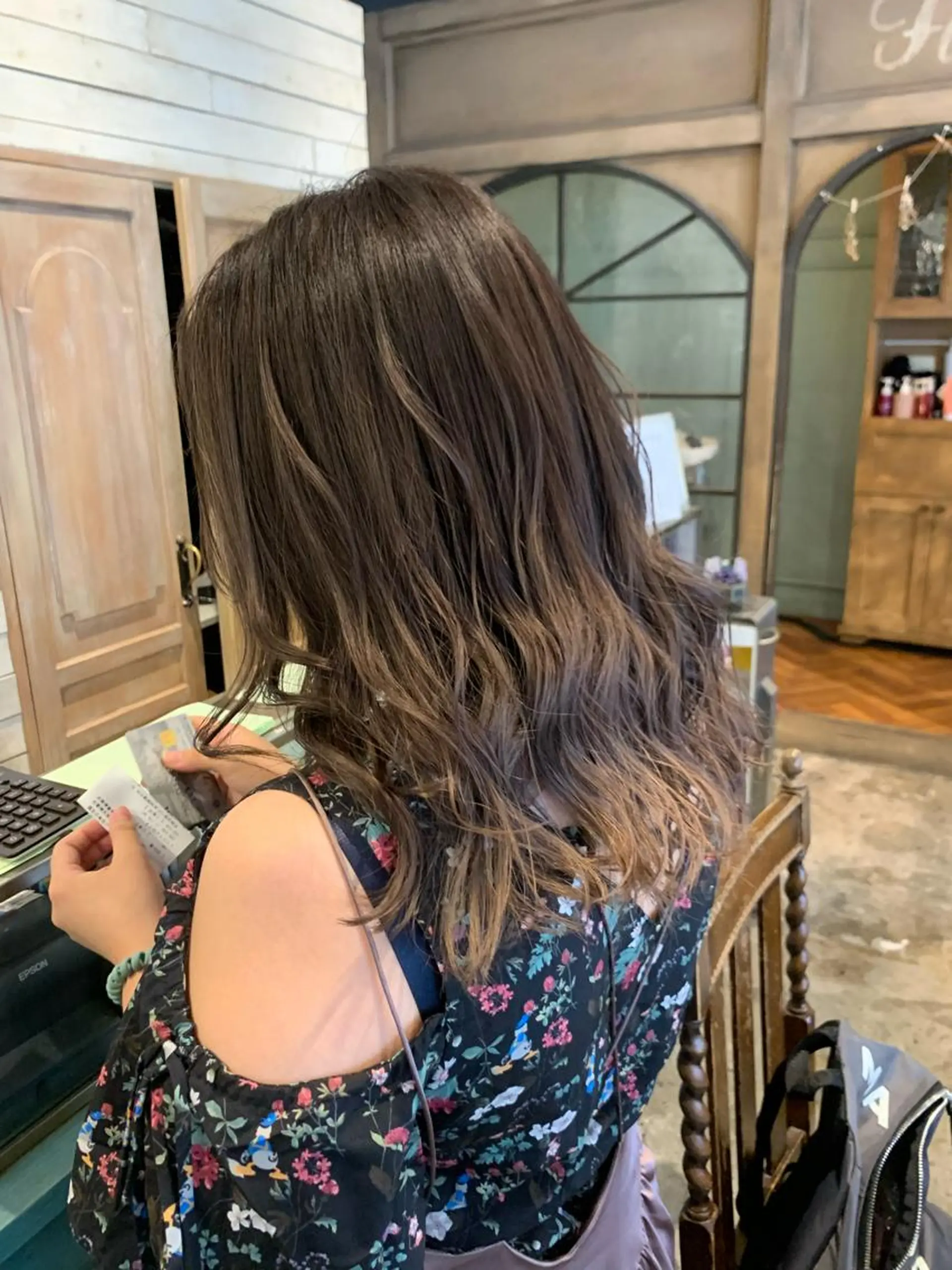 ミディアム カラー バレイヤージュ ベージュカラー レイヤーカット カット ヘアカラー ハイライト／レイヤー 木下翔太のヘアスタイル