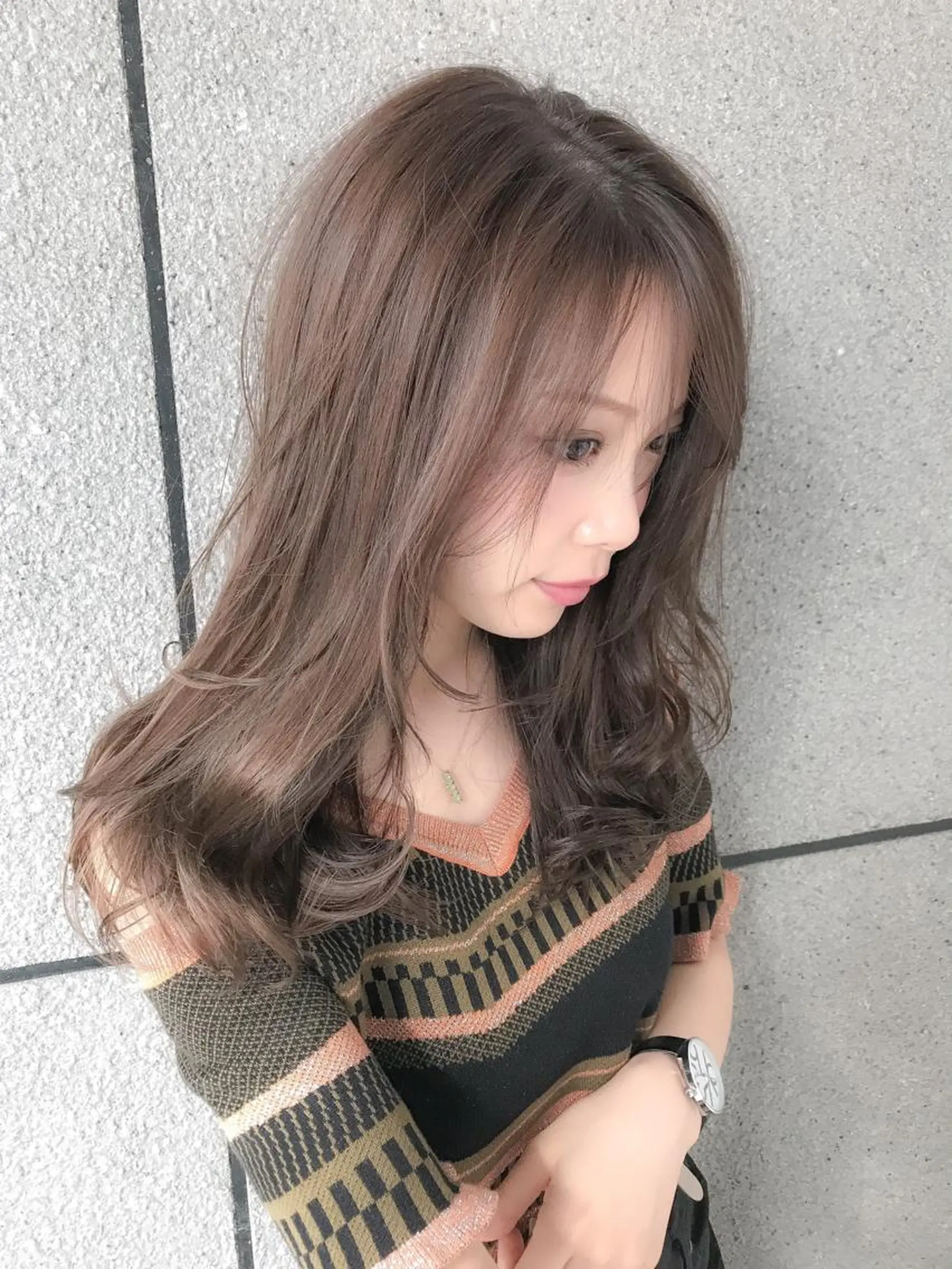 セミロング カラー ベージュカラー フォギーベージュ ハイライトカラー ハイライト カット ヘアカラー トリートメント BOX mico.のヘアスタイル