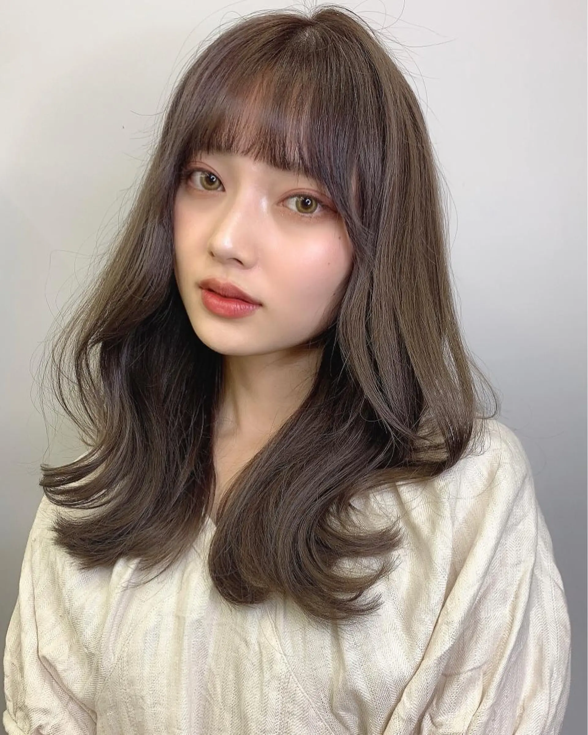 ミディアム カラー イヤリングカラー グレージュ インナーカラー くびれヘア 髪質改善 カット ヘアカラー トリートメント ヘッドスパ 透明感/オリーブ/ グレージュ/YUKAのヘアスタイル