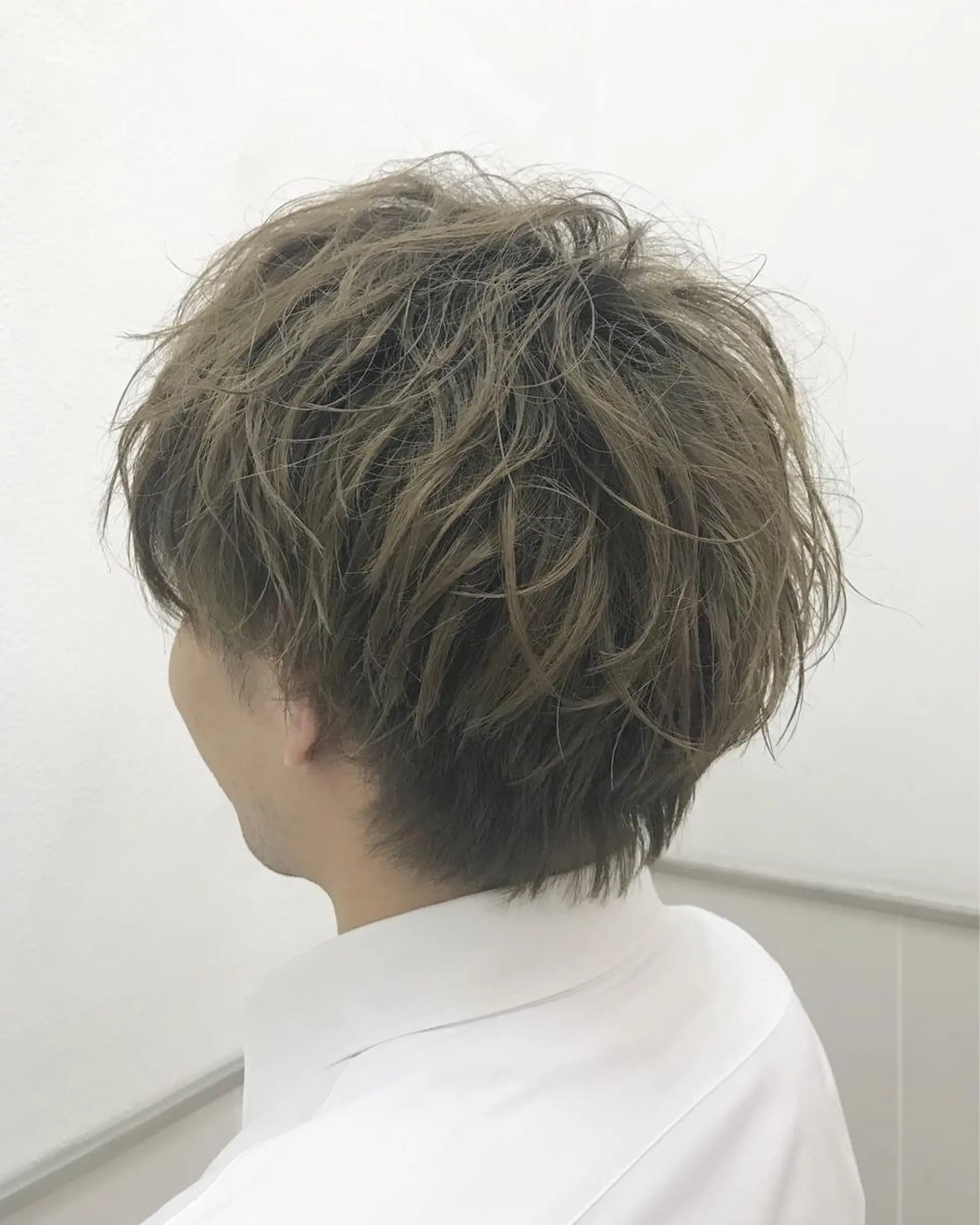 カラー メンズ メンズブリーチ マッシュ アッシュ ブリーチ メンズサロン アソビ元町のヘアスタイル