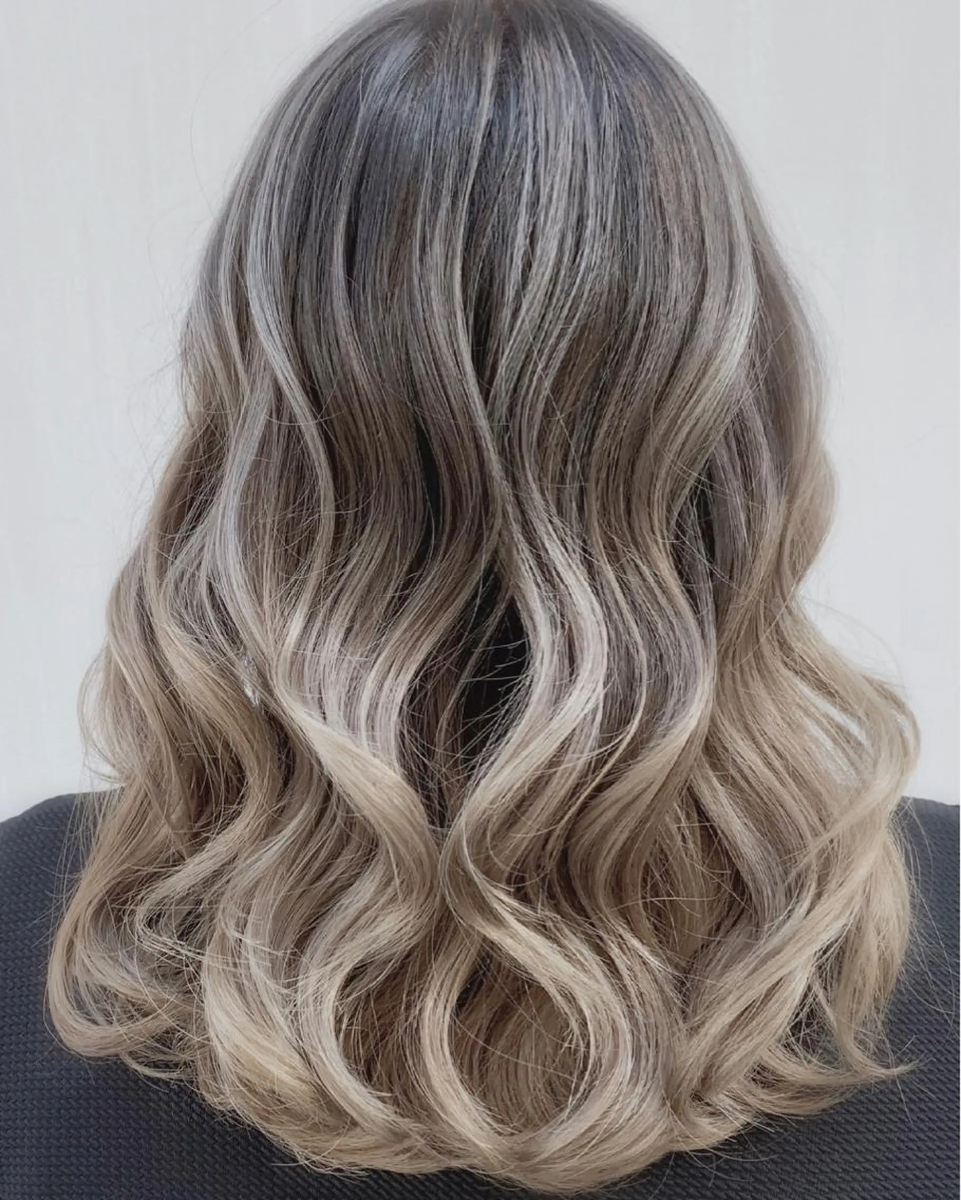 ミディアム レイヤーカット 🤍デザインカラー 特化🤍HIROのヘアスタイル