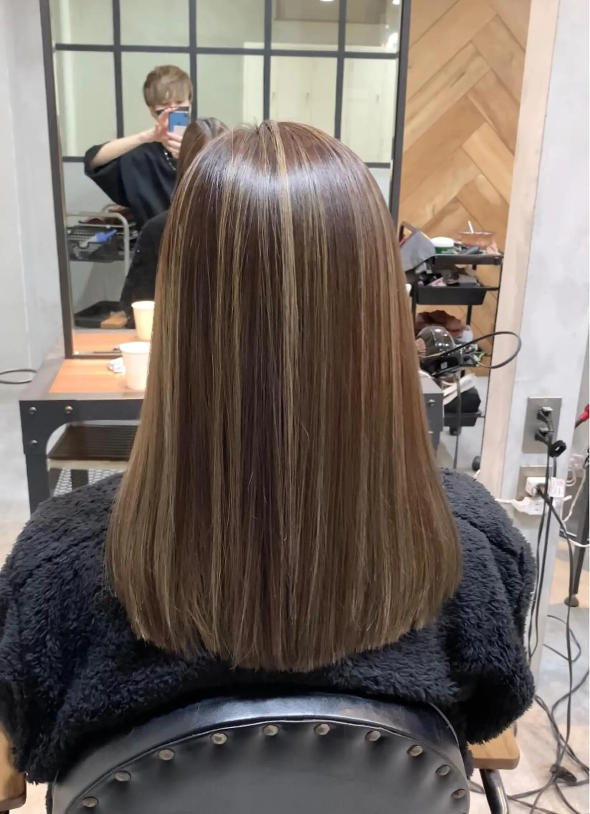 セミロング カラー リサ tonieのヘアスタイル