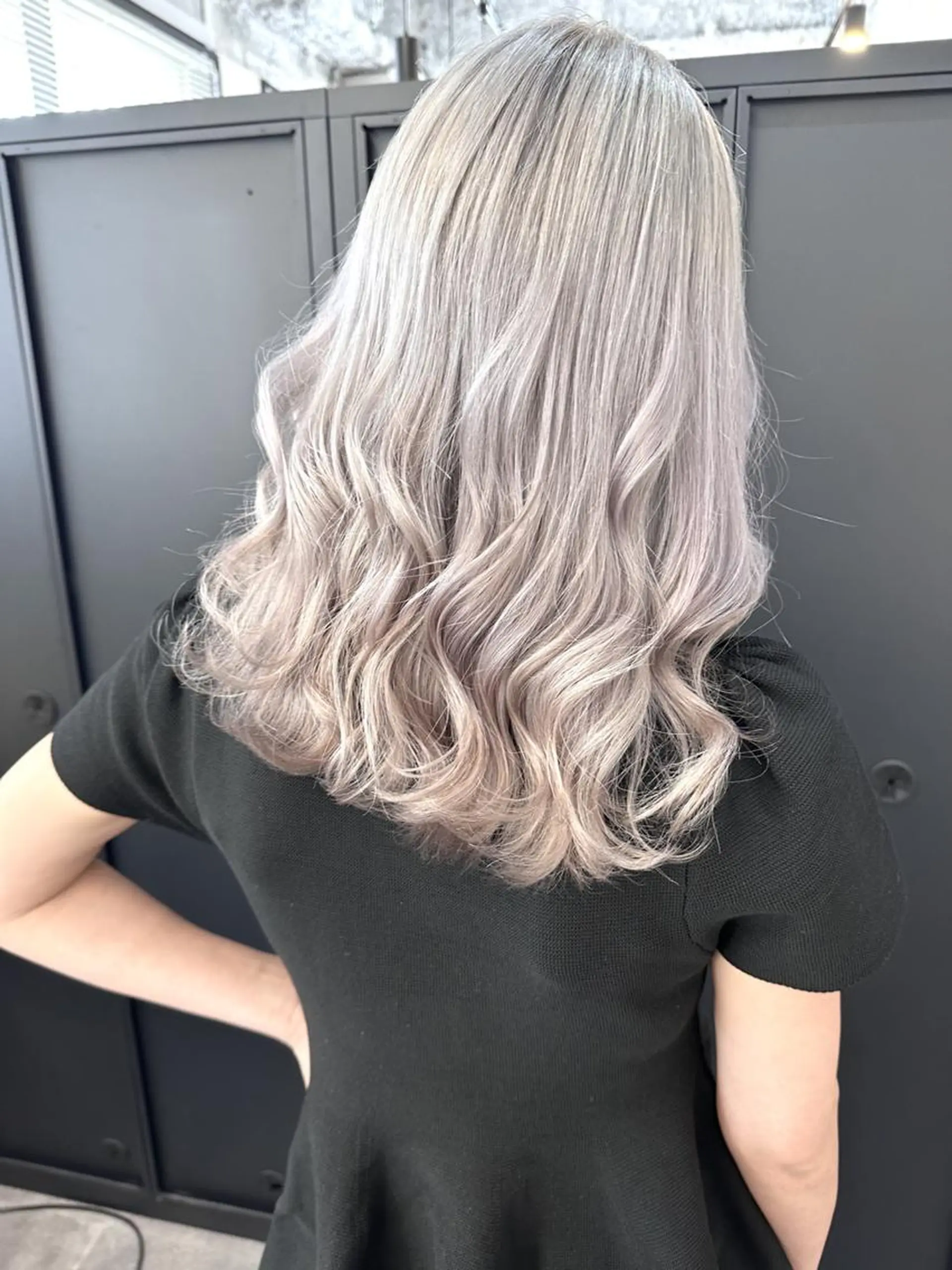 セミロング ヘアアレンジ カラー ハイトーン カラーのヘアスタイル