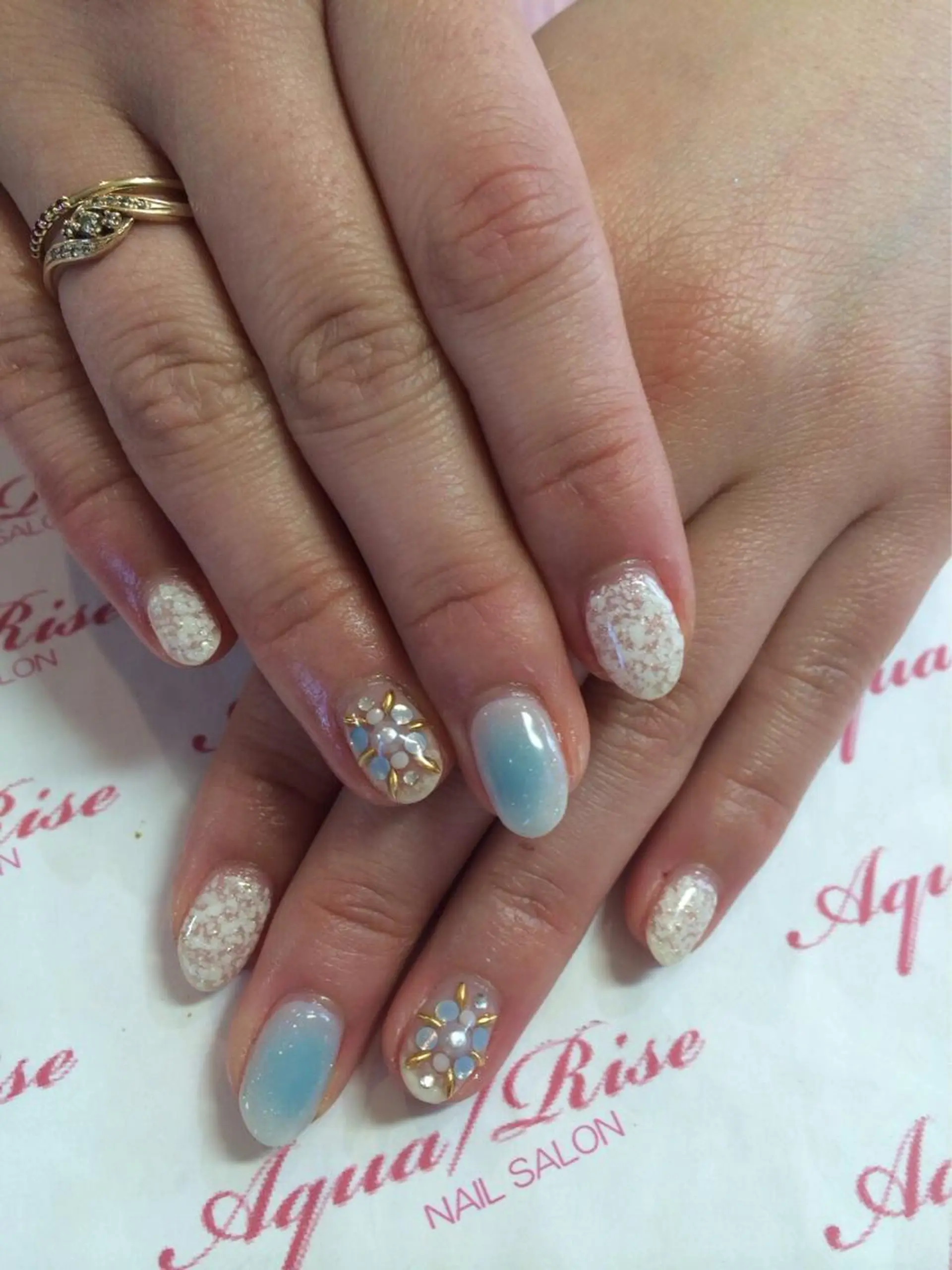 ネイル チークネイル アクア ライズのネイルデザイン