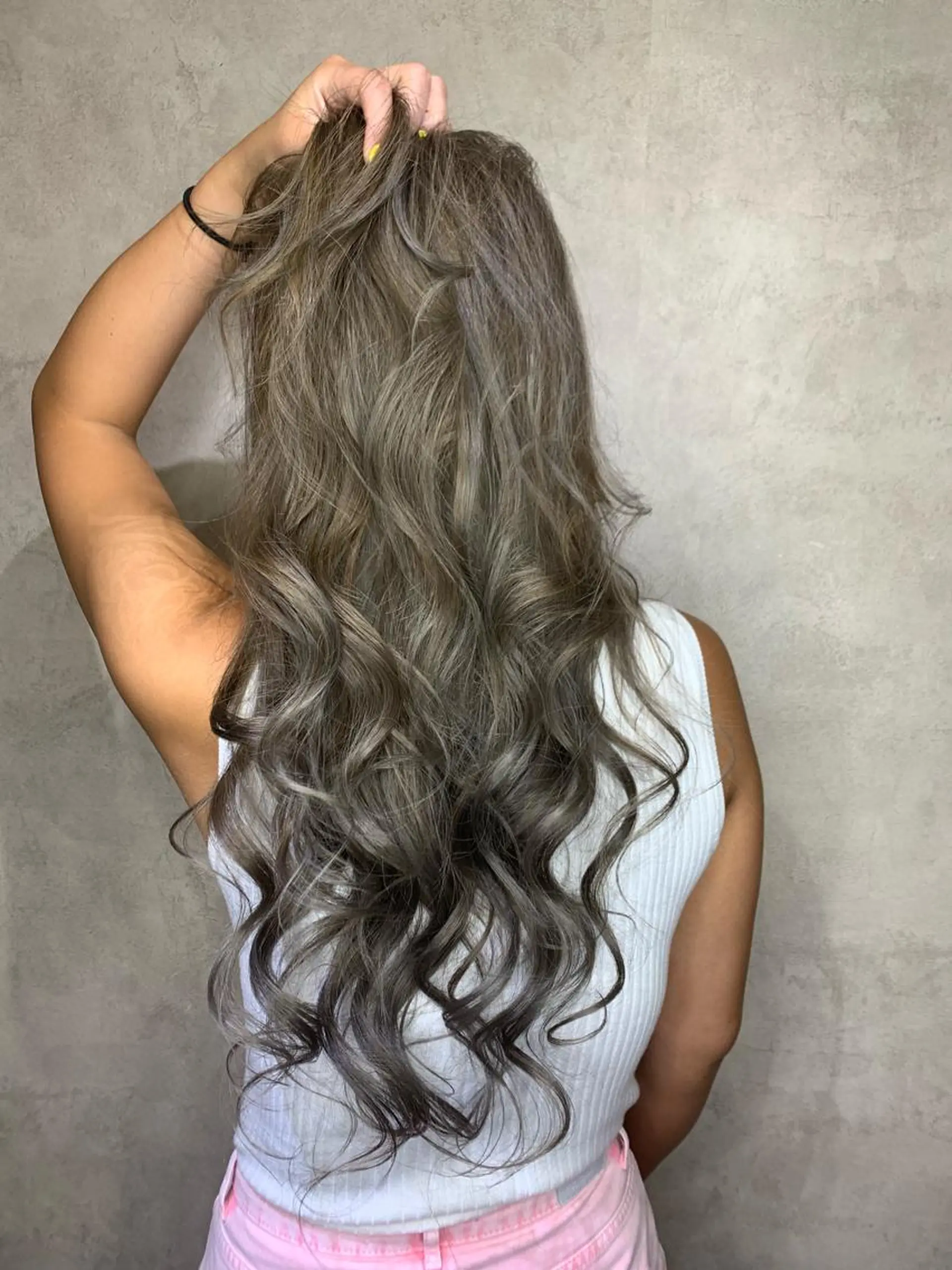 ロング カラー ブリーチ 透明感カラー ヘアカラー swan ユイカのヘアスタイル