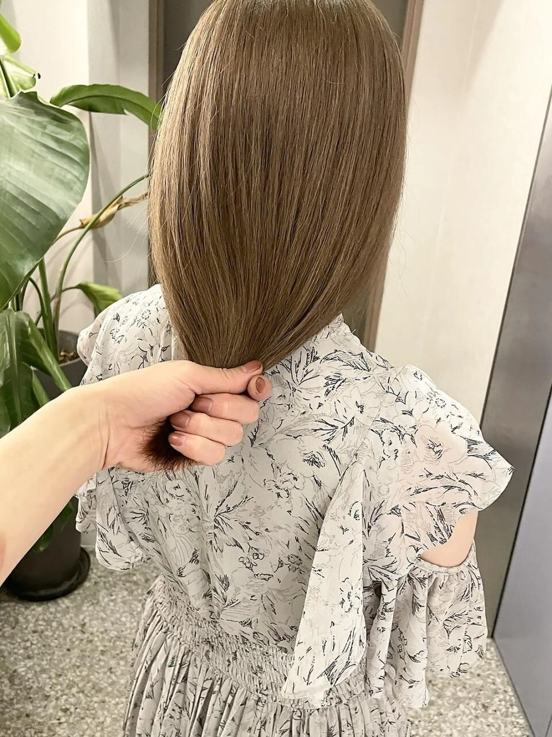 ロング カラー ベージュカラー ブリーチ ブリーチなしカラー オリーブベージュ 髪質改善 TIGRE tenjinのヘアスタイル