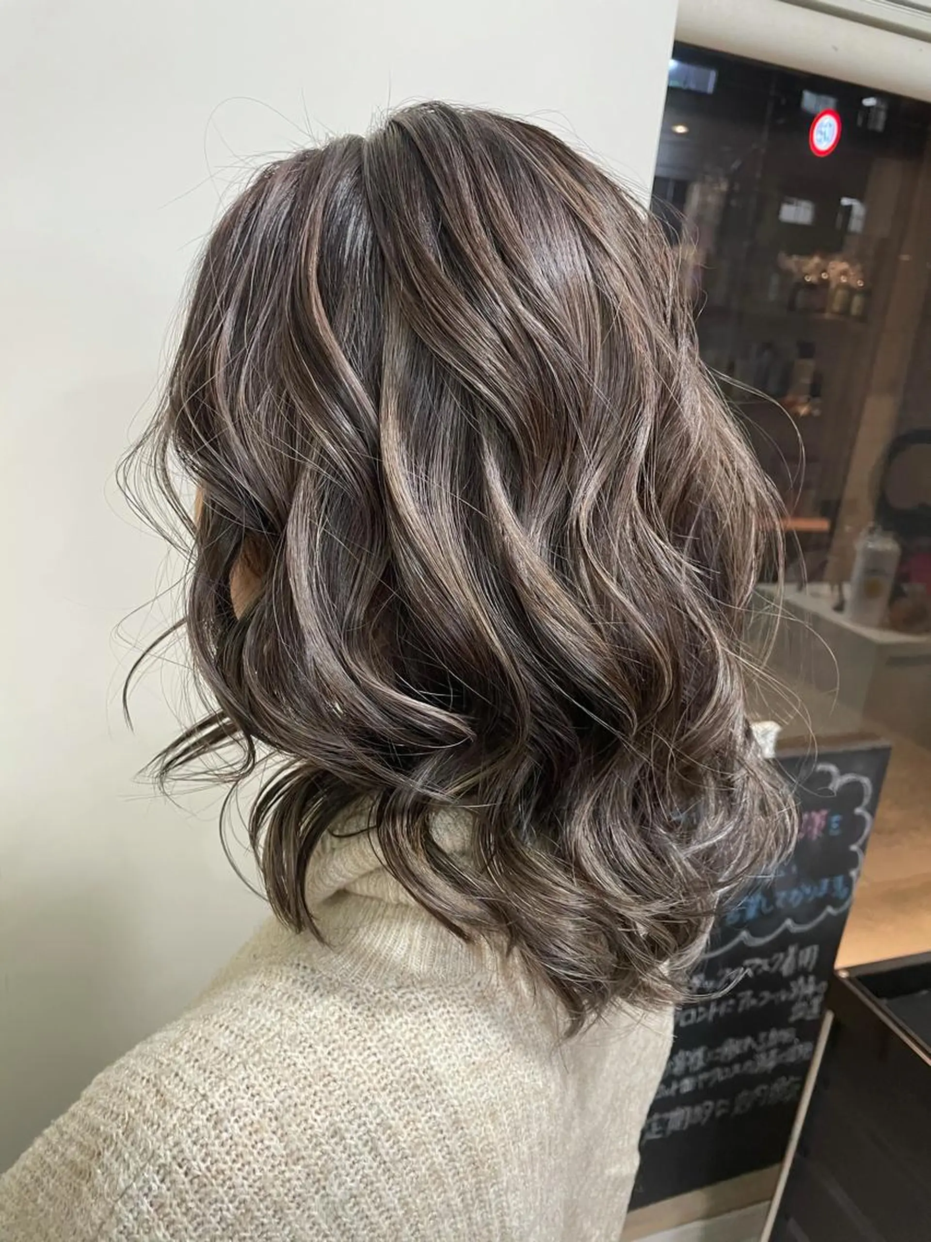 ミディアム ハイライト ヘアカラー 岡元 朗弘のヘアスタイル