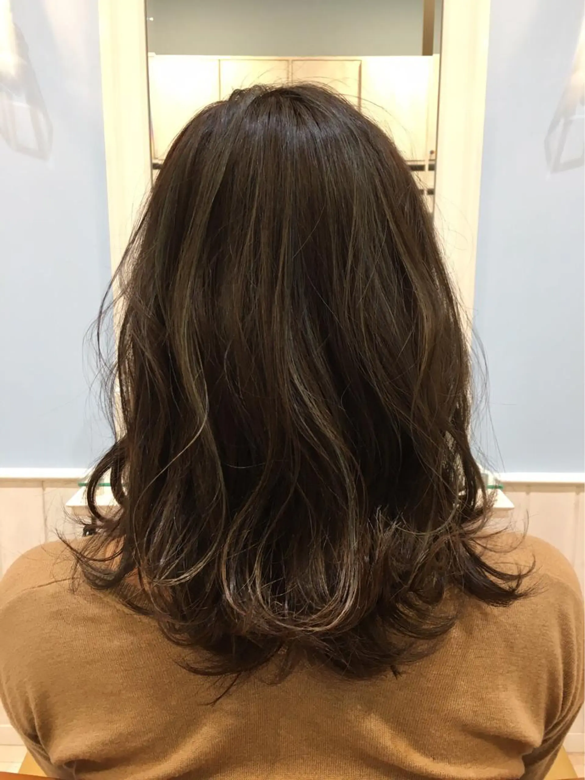 セミロング カラー パーマ ハイライトカラー ハイライト 小林 永佳のヘアスタイル