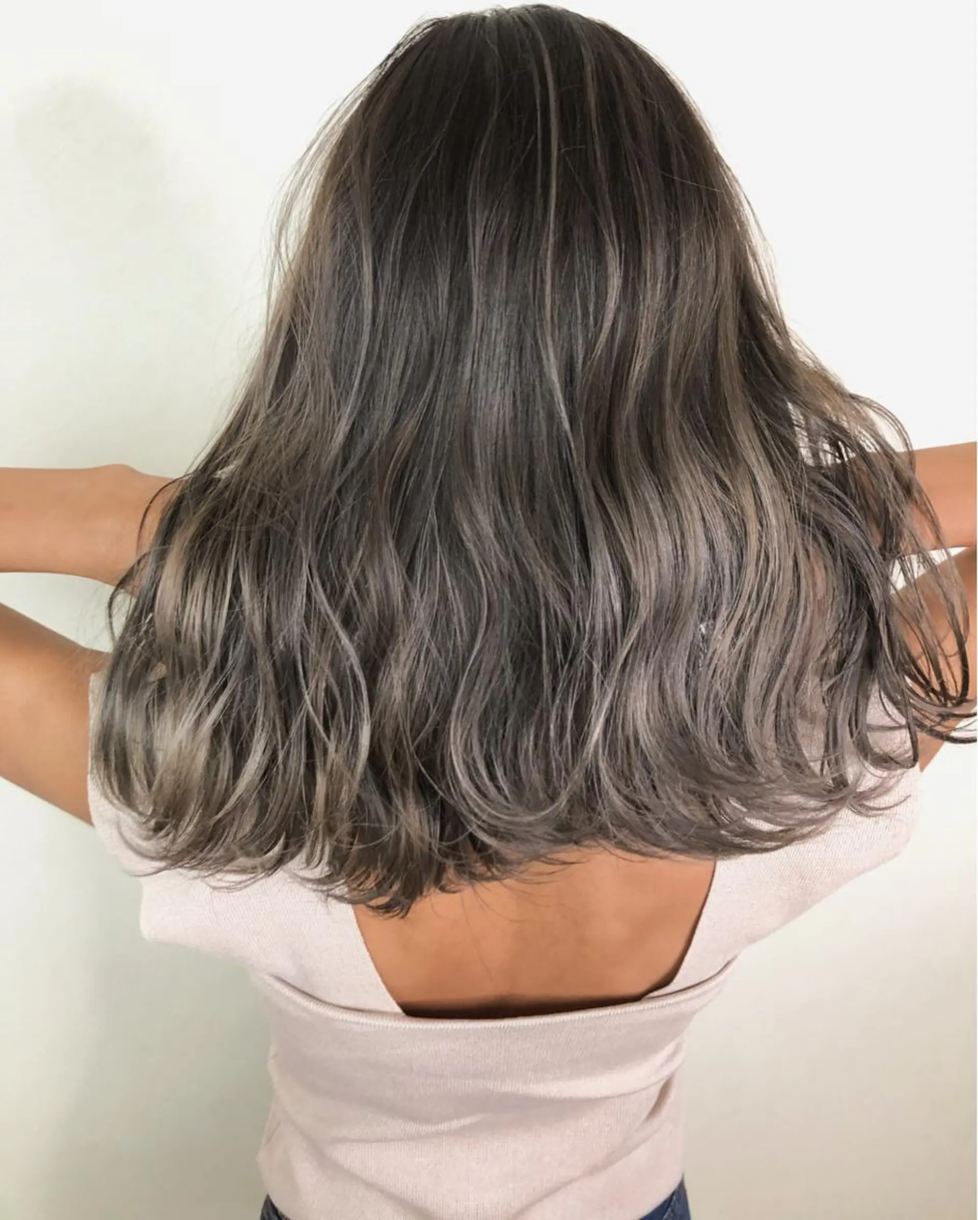 ミディアム カラー ベージュカラー ハイライトカラー ハイライト ヘアカラー ハイライトカラー✨ グレージュ✨鎌倉光洋のヘアスタイル