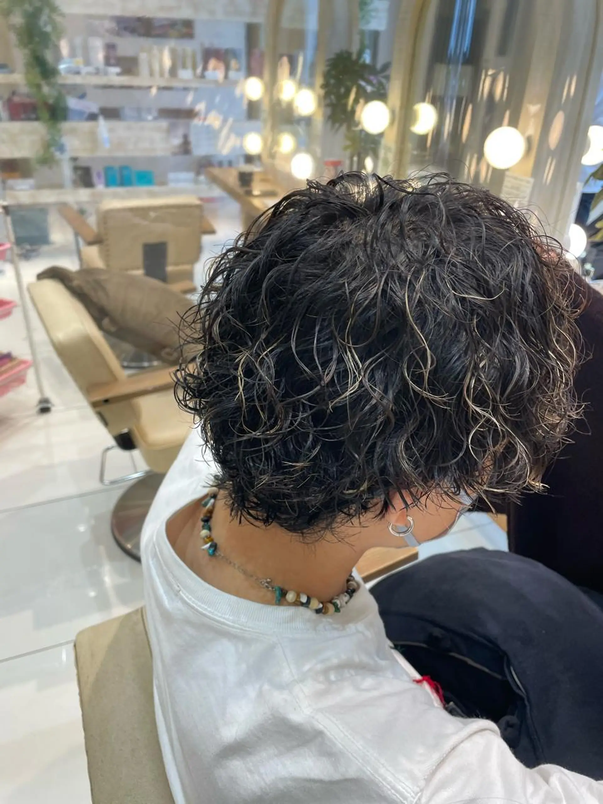 ミディアム パーマ メンズ ミディアムパーマ メンズブリーチ メンズパーマ くせ毛 スパイラルパーマ 本厚木｜縮毛矯正/ 髪質改善/専門サロンのヘアスタイル