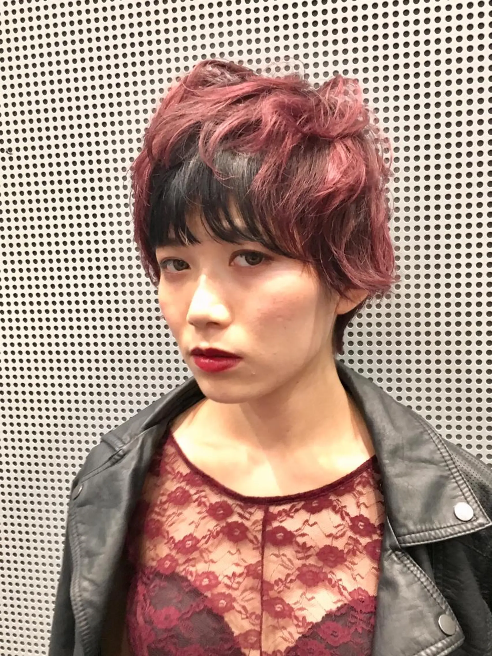 ショート カラー アッシュ ボルドーカラー ダークアッシュ 鍵山 千秋のヘアスタイル