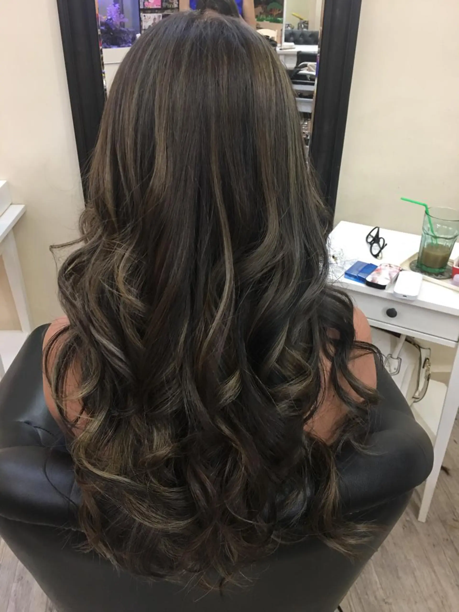 ロング カラー 鶴見 和美のヘアスタイル