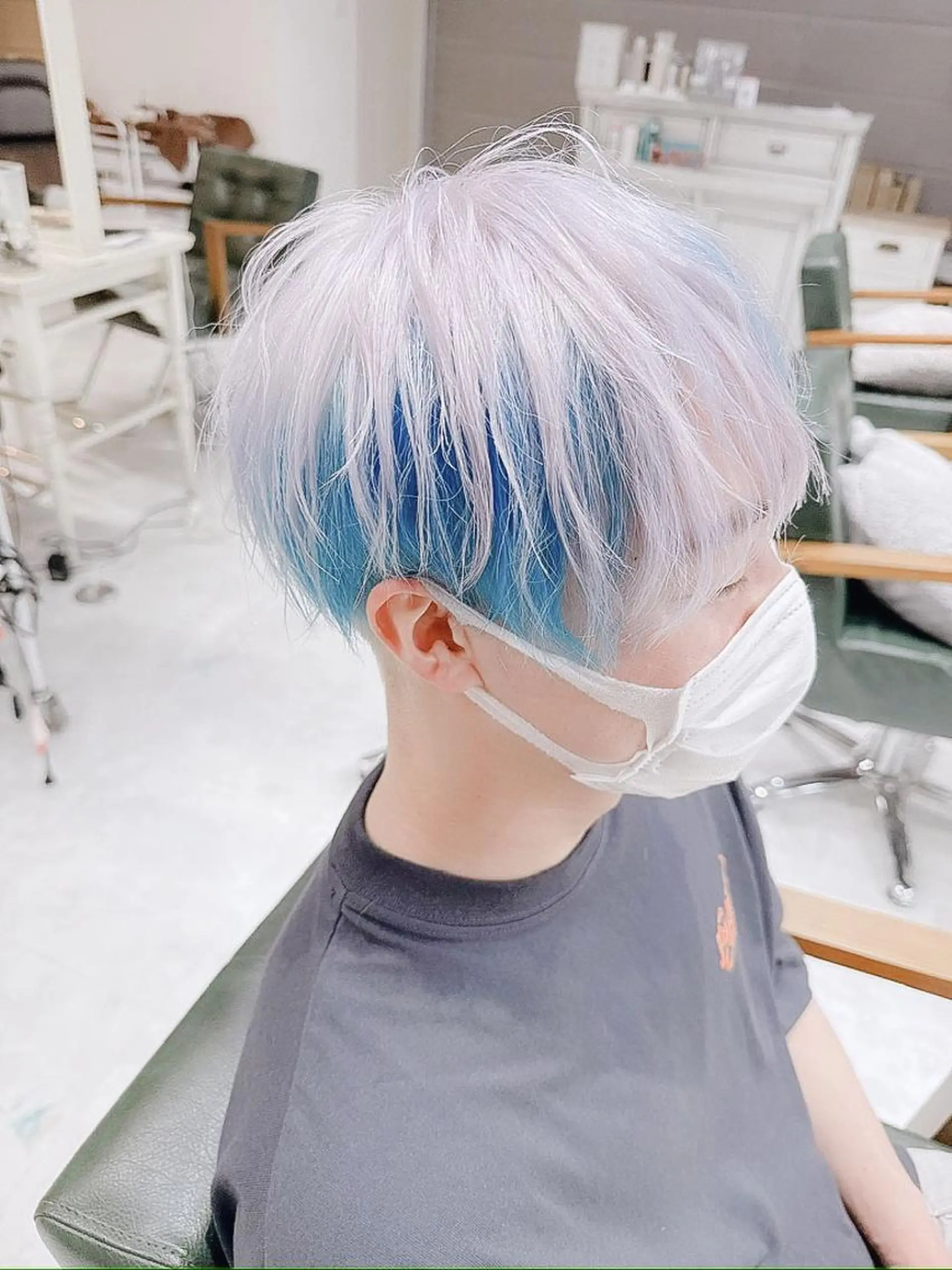 カラー メンズ メンズインナーカラー インナーカラー シルバー ホワイトシルバー DAYS Men’sのヘアスタイル