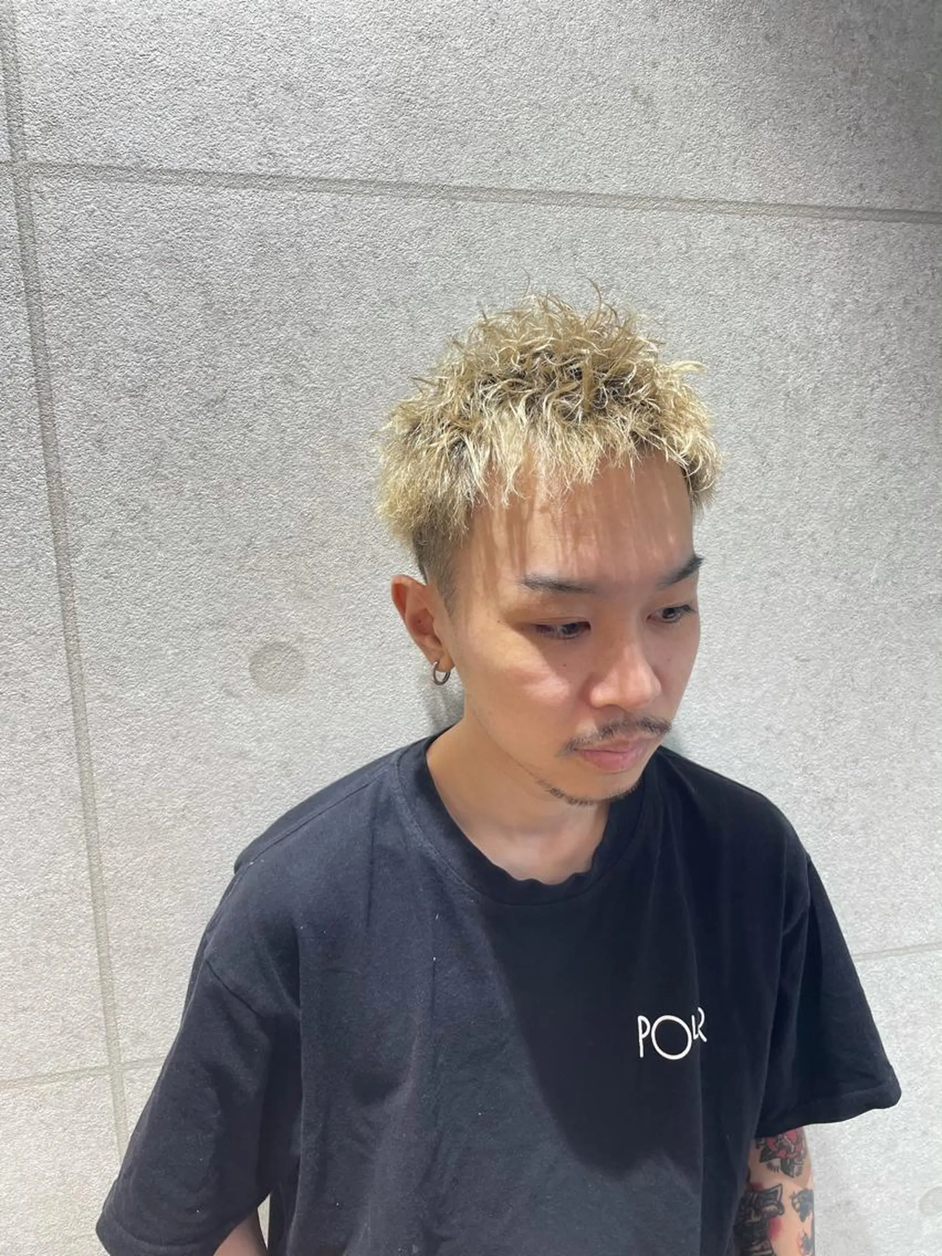 カラー パーマ ヘアアレンジ メンズ アップバング メンズブリーチ センターパート ダウンパーマ フェードカット カット ヘアカラー トリートメント ヘアセット 【メンズヘアの匠】 タニ 心斎橋 アメ村のヘアスタイル