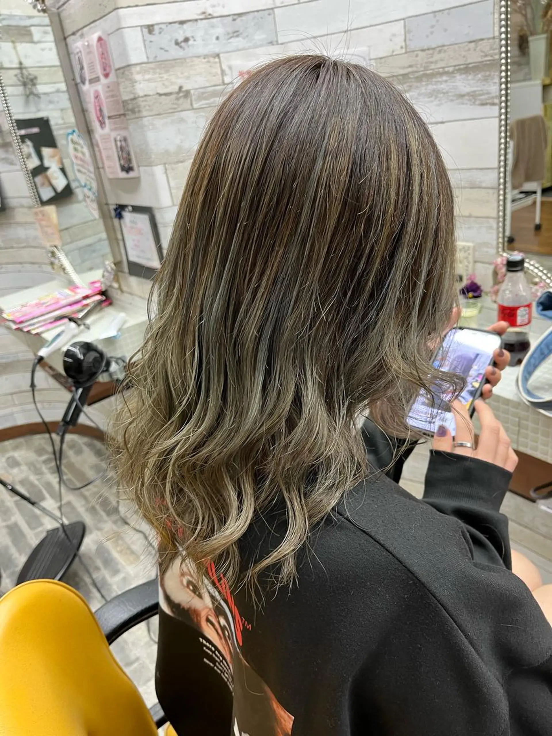 ミディアム カラー バレイヤージュ ブリーチ グラデーションカラー グレージュ ハイライトカラー 大坪 拓斗のヘアスタイル