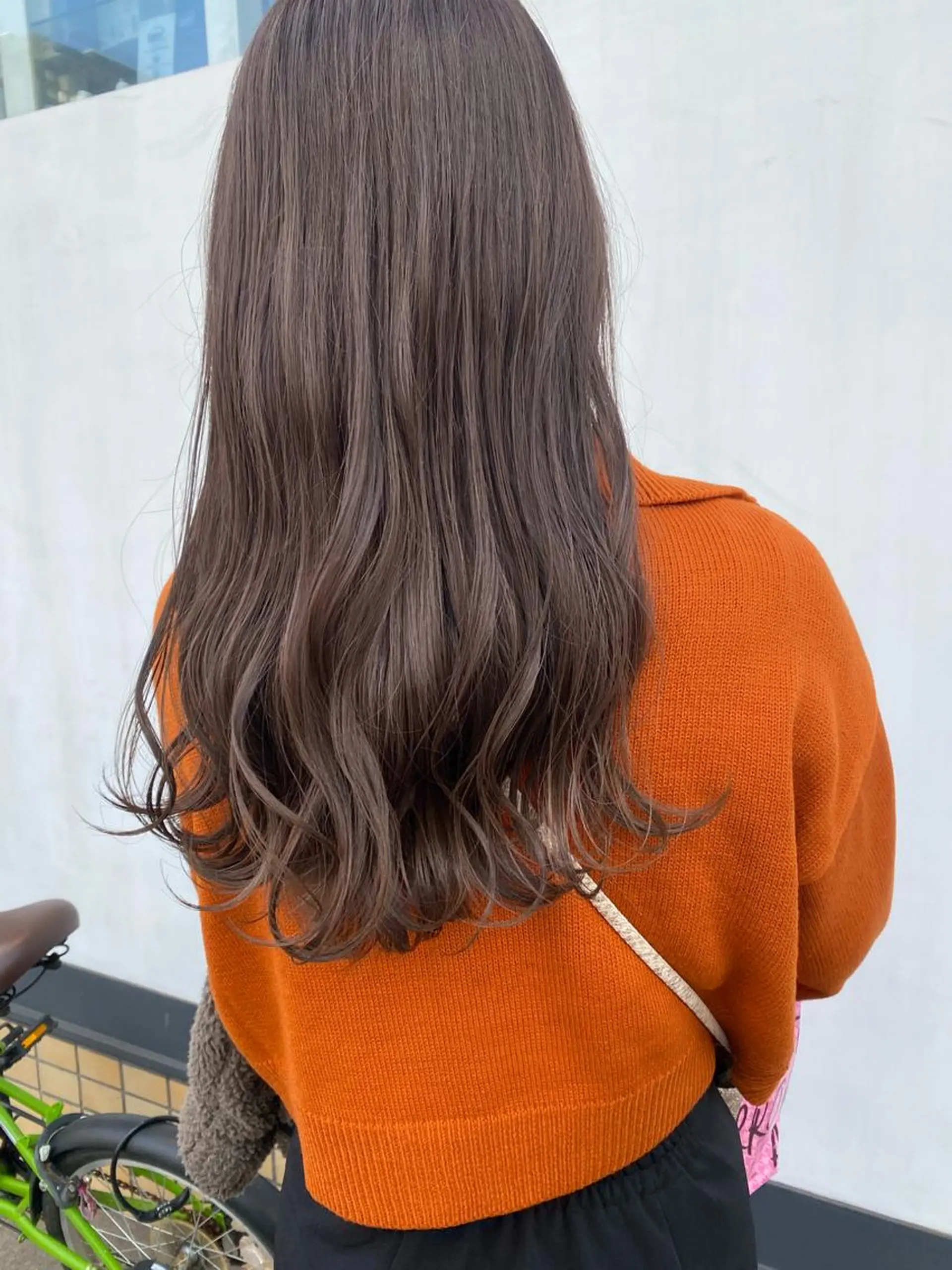 セミロング 小林 朋花のヘアスタイル