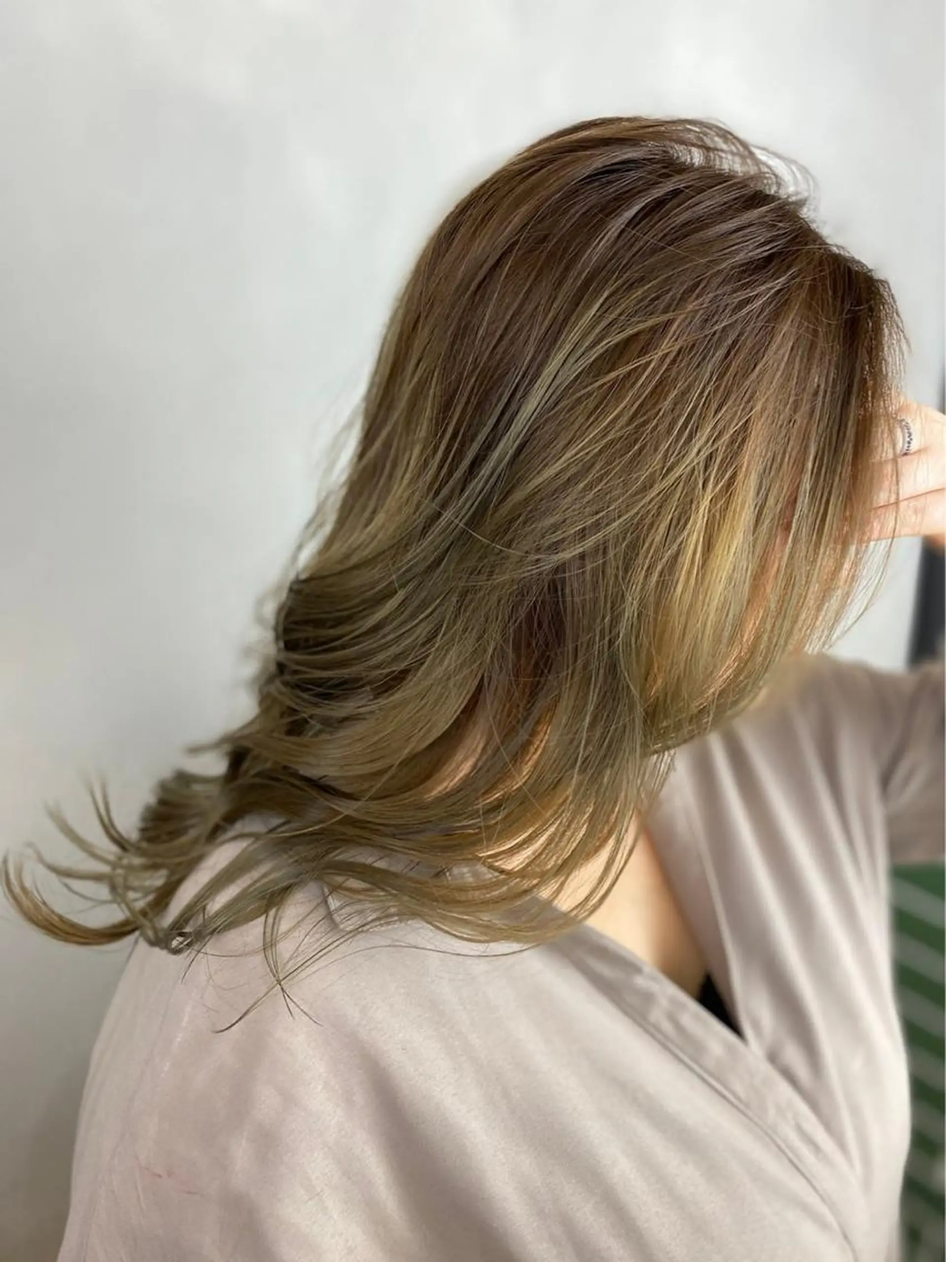 ロング カラー アッシュ ハイライトカラー シルバー シルバーアッシュ ハイライト ヘアカラー BROCANTE立川 karasawa.nのヘアスタイル