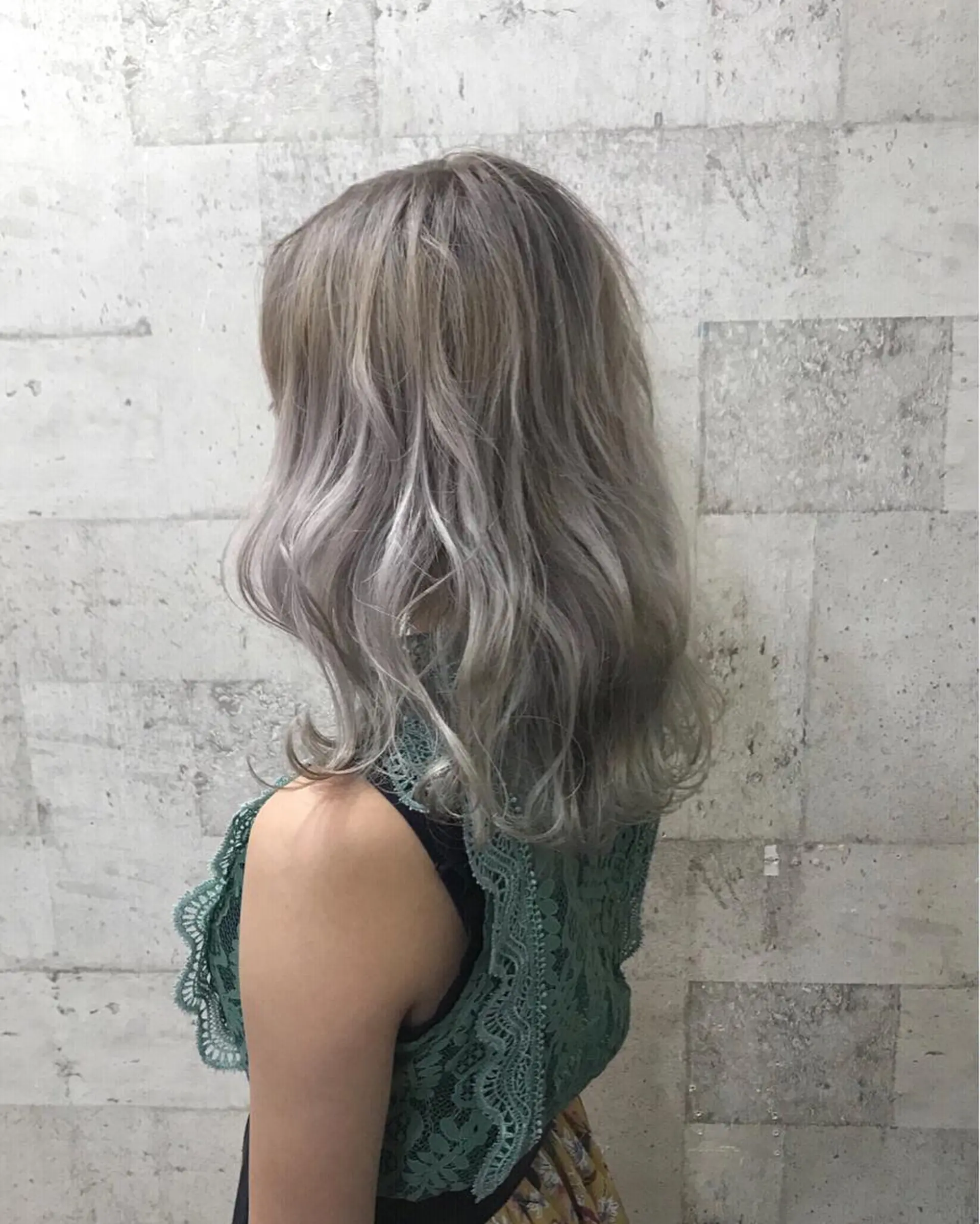 セミロング カラー ブリーチ ハイライトカラー ハイライト インナーカラー/天神 ブリーチ/吉田のヘアスタイル