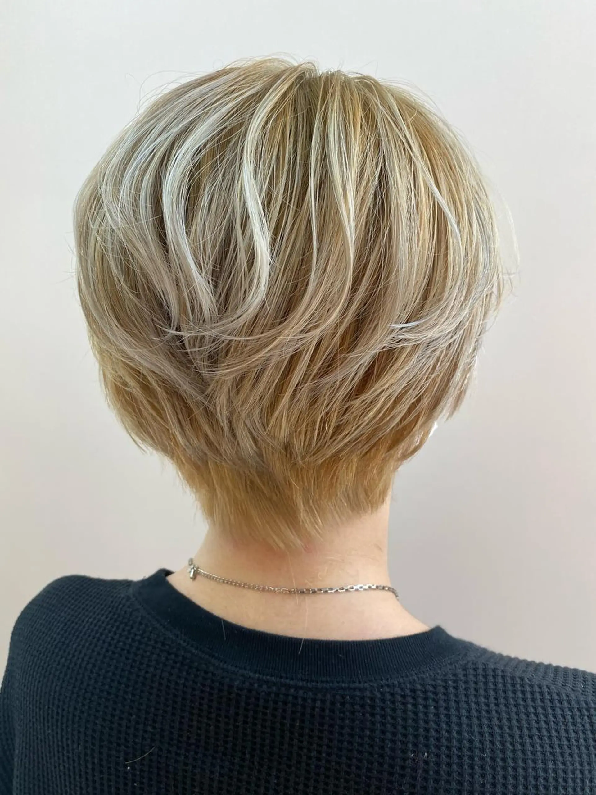 ショート カラー ブリーチ イルミナカラー 小顔レイヤー/ ベージュ🤍Rieのヘアスタイル