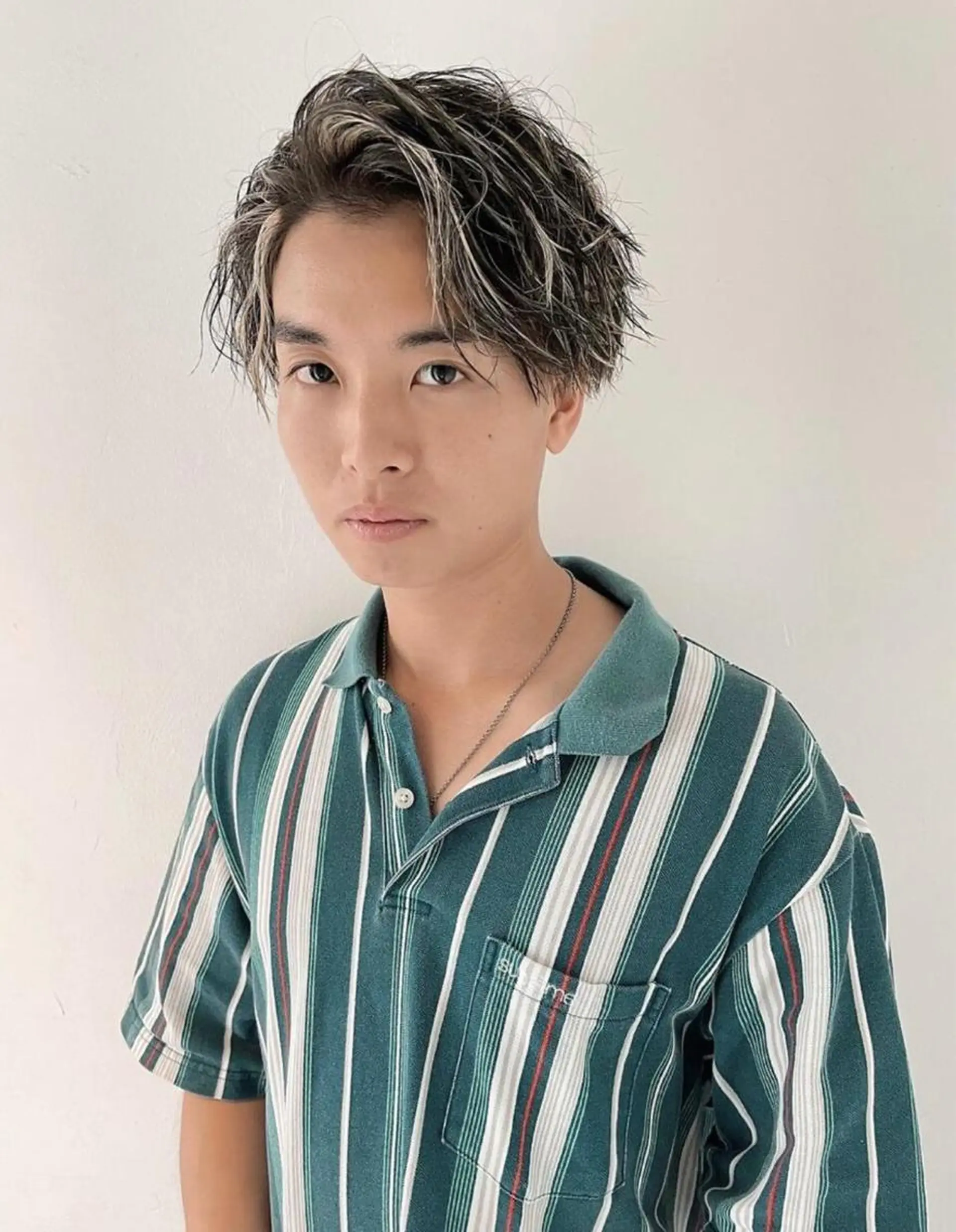 ショート カラー パーマ メンズ メンズバレイヤージュ メンズブリーチ センターパート フェードカット メンズハイライト スパイラルパーマ 🌐hina⭐️のヘアスタイル