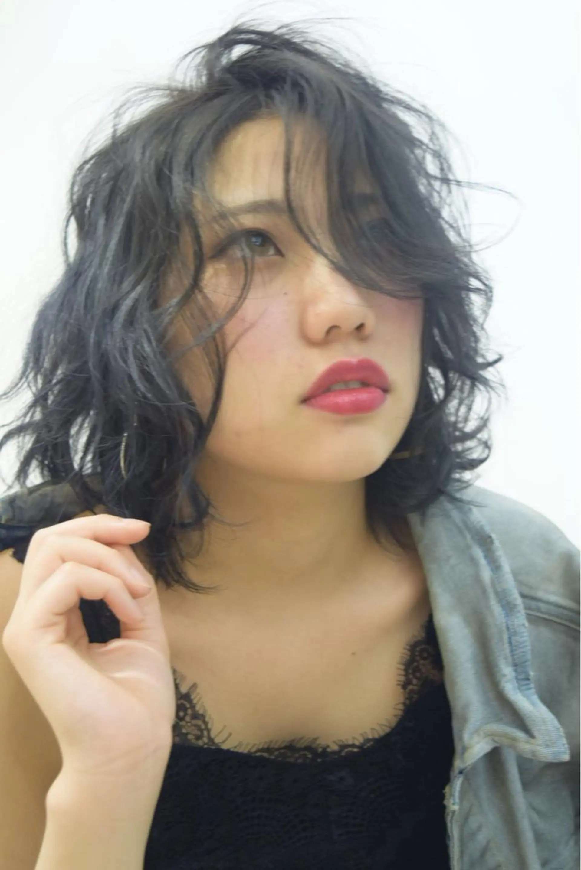 ミディアム カラー ヘアアレンジ アッシュ ブルーカラー ブルーアッシュ 透明感カラー ワタナベ テルマサのヘアスタイル