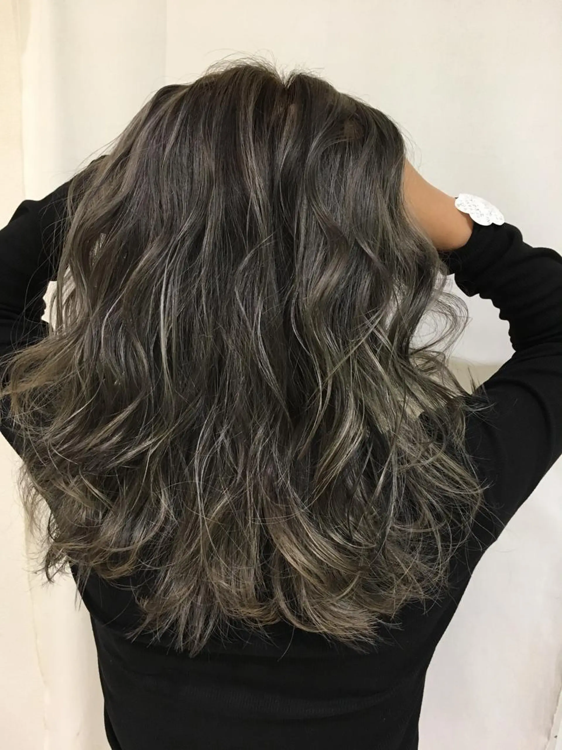 セミロング カラー パーマ ヘアアレンジ マツエク・マツパ アッシュ ダークグレー ハイライトカラー ハイライト きむえり/髪質改善 /うねり広がり改善のヘアスタイル