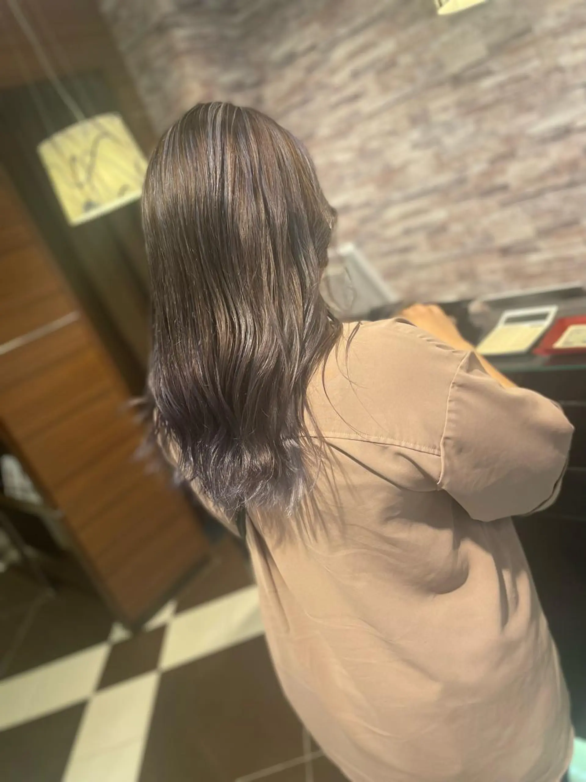 ロング カラー アッシュ ハイライトカラー インナーカラー ラベンダーカラー ラベンダーアッシュ ヘアカラー 佐々木 麻純のヘアスタイル