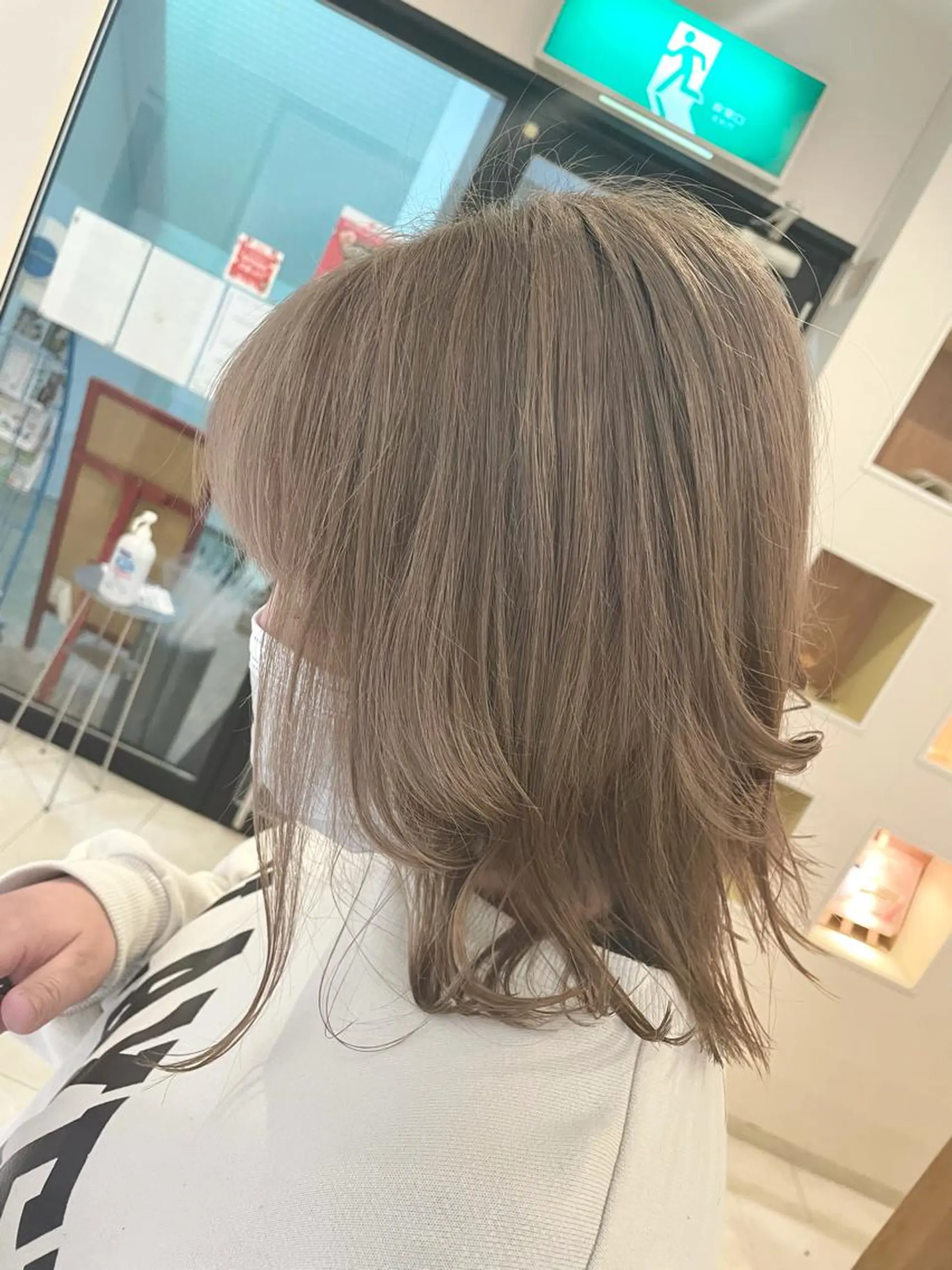 カラー グレージュ ミルクティーグレージュ Chere rosso所属・レイヤー/くびれ/ 縮毛/チェレ金剛のヘアスタイル