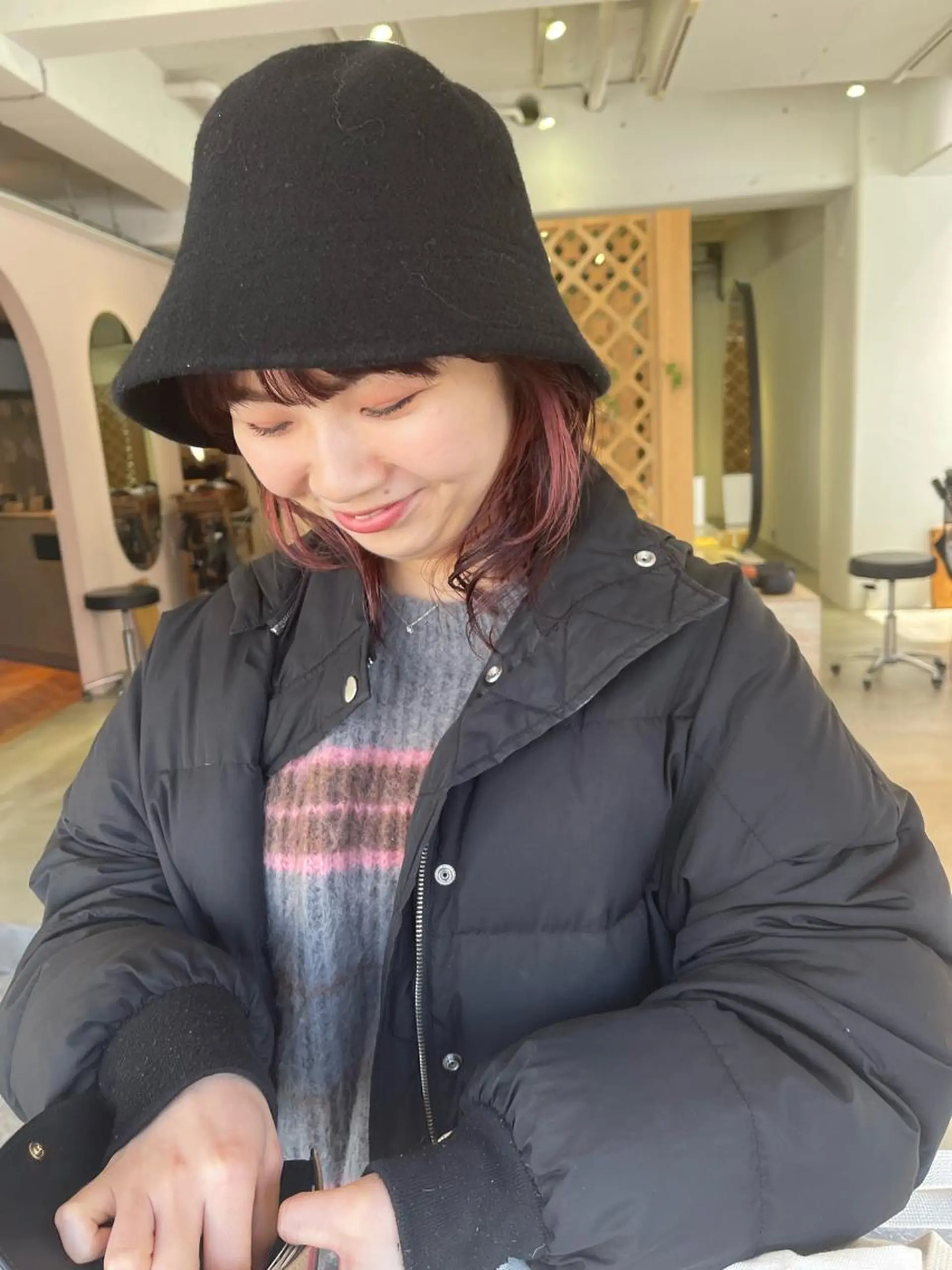 ミディアム カラー 💓パーマ，💗 レイヤーカットのヘアスタイル