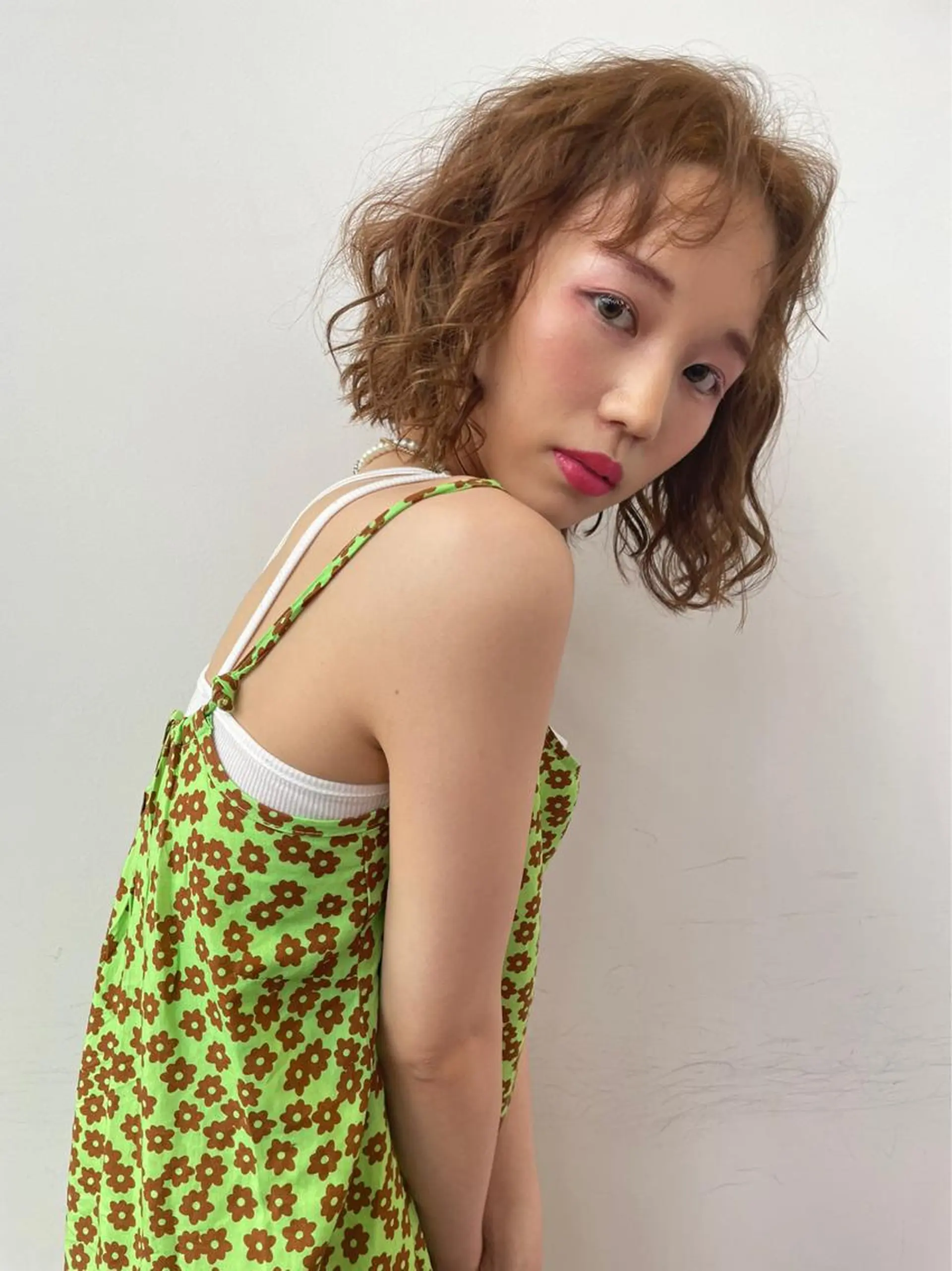 ミディアム カラー ブリーチ 透明感カラー tomo🍒パーマ ハイトーン似合わせのヘアスタイル