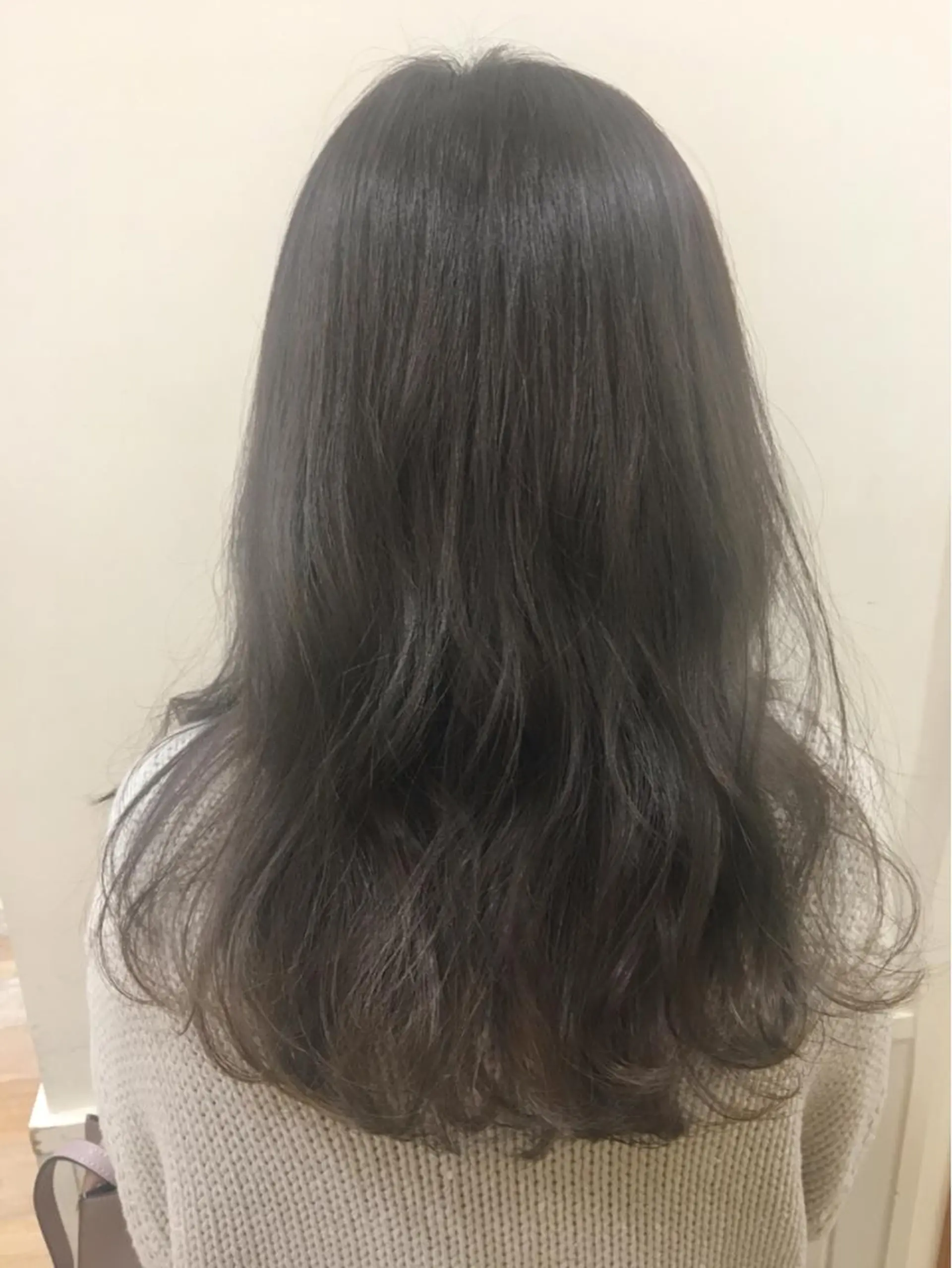 セミロング カラー アッシュ アッシュグレー アッシュグレージュ グレージュ ぱつっとボブ/ 小野あかねのヘアスタイル