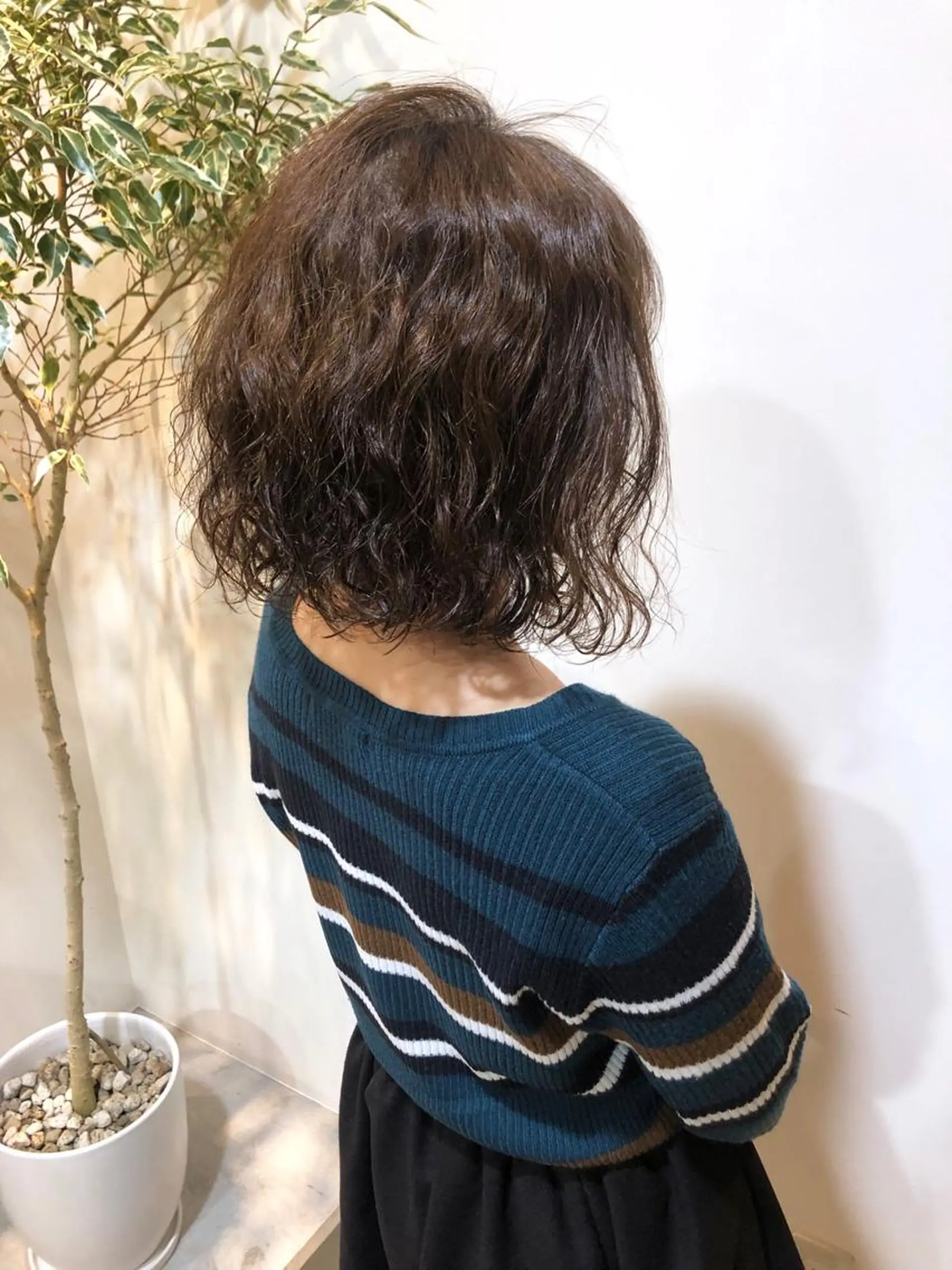 ショート パーマ MIOベージュカラー 柔らかいカラーのヘアスタイル