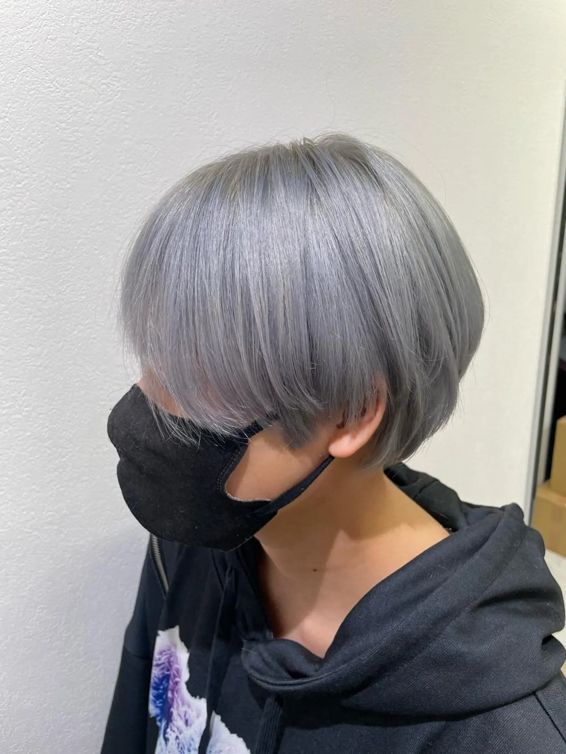 ショート カラー 渡部凌我 小顔ウルフ ハイトーンカラーのヘアスタイル