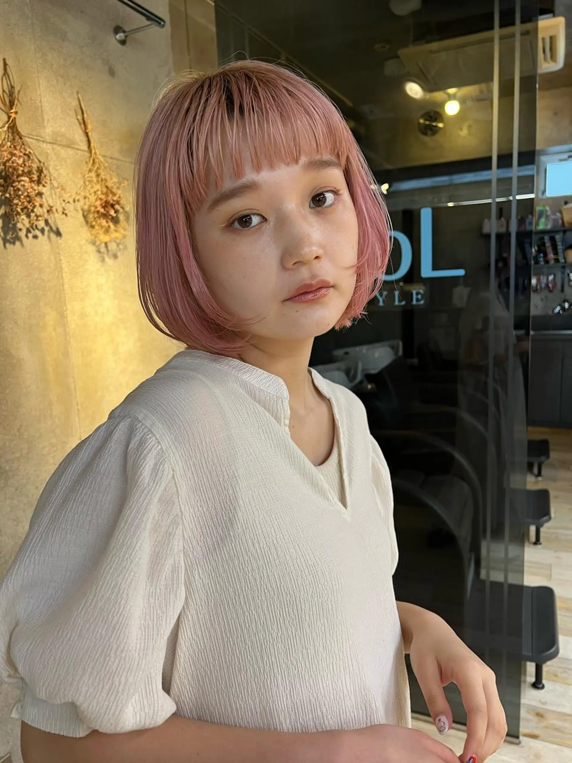 ショート カラー ヘアアレンジ ブリーチ ブラウンカラー ハイトーンカラー ピンクカラー ピンクブラウン サナ🌱 切りっぱなしボブのヘアスタイル
