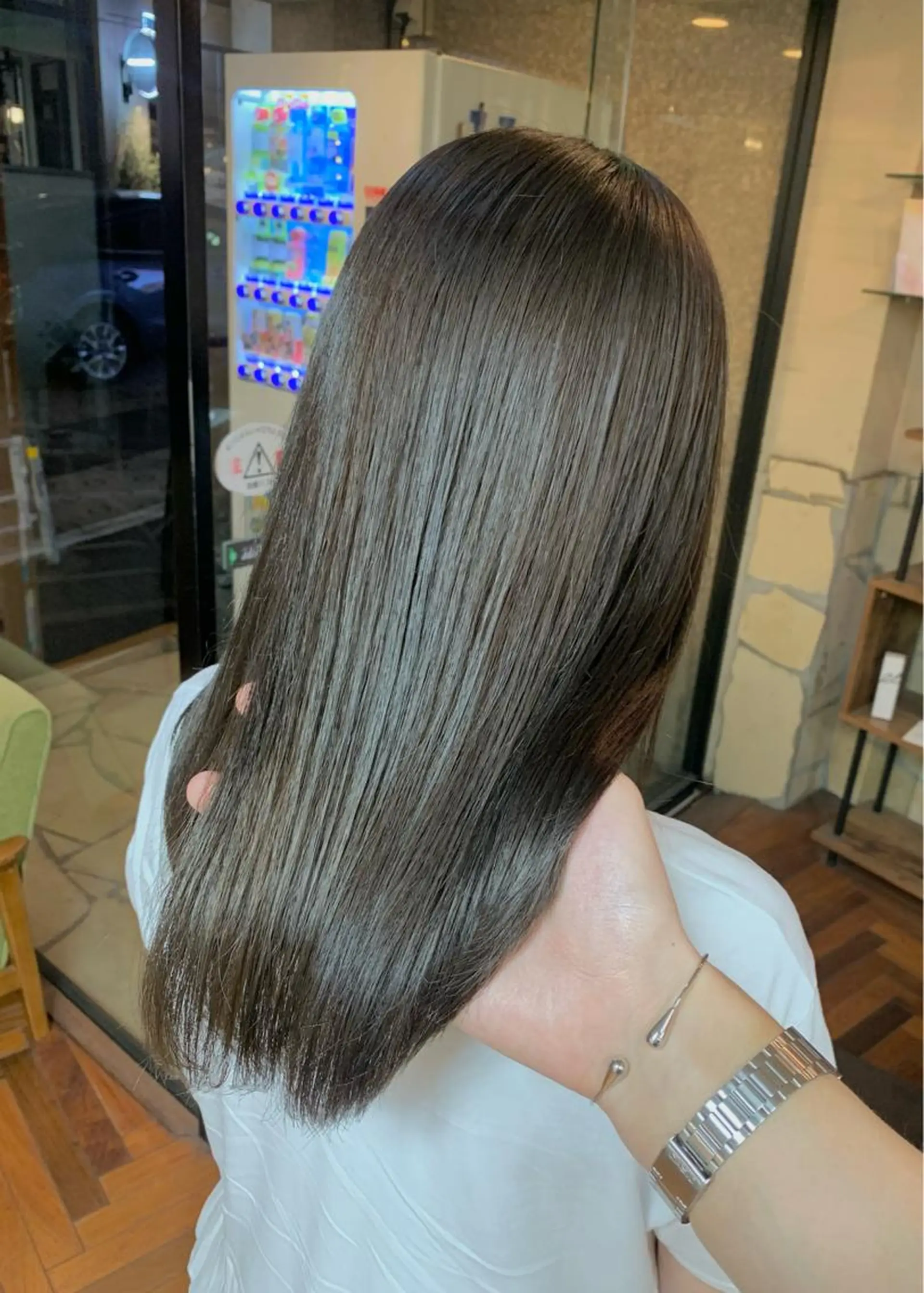 ミディアム カラー ベージュカラー ブリーチ ブリーチなしカラー オリーブベージュ ヘアカラー トリートメント 矢野 晃平のヘアスタイル