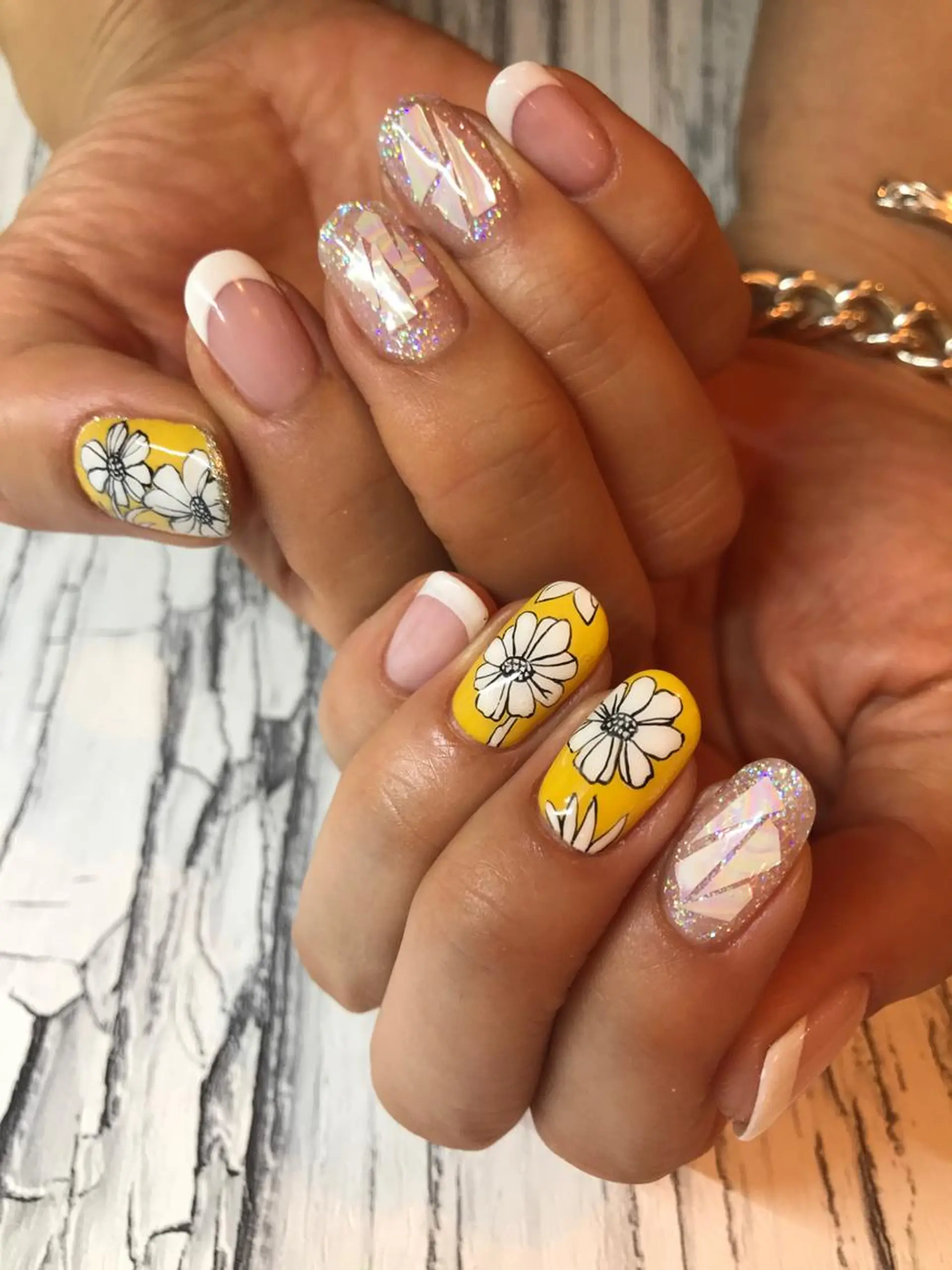 ネイル フラワーネイル ラメ(グリッター) 黄色 atelier chic+のネイルデザイン