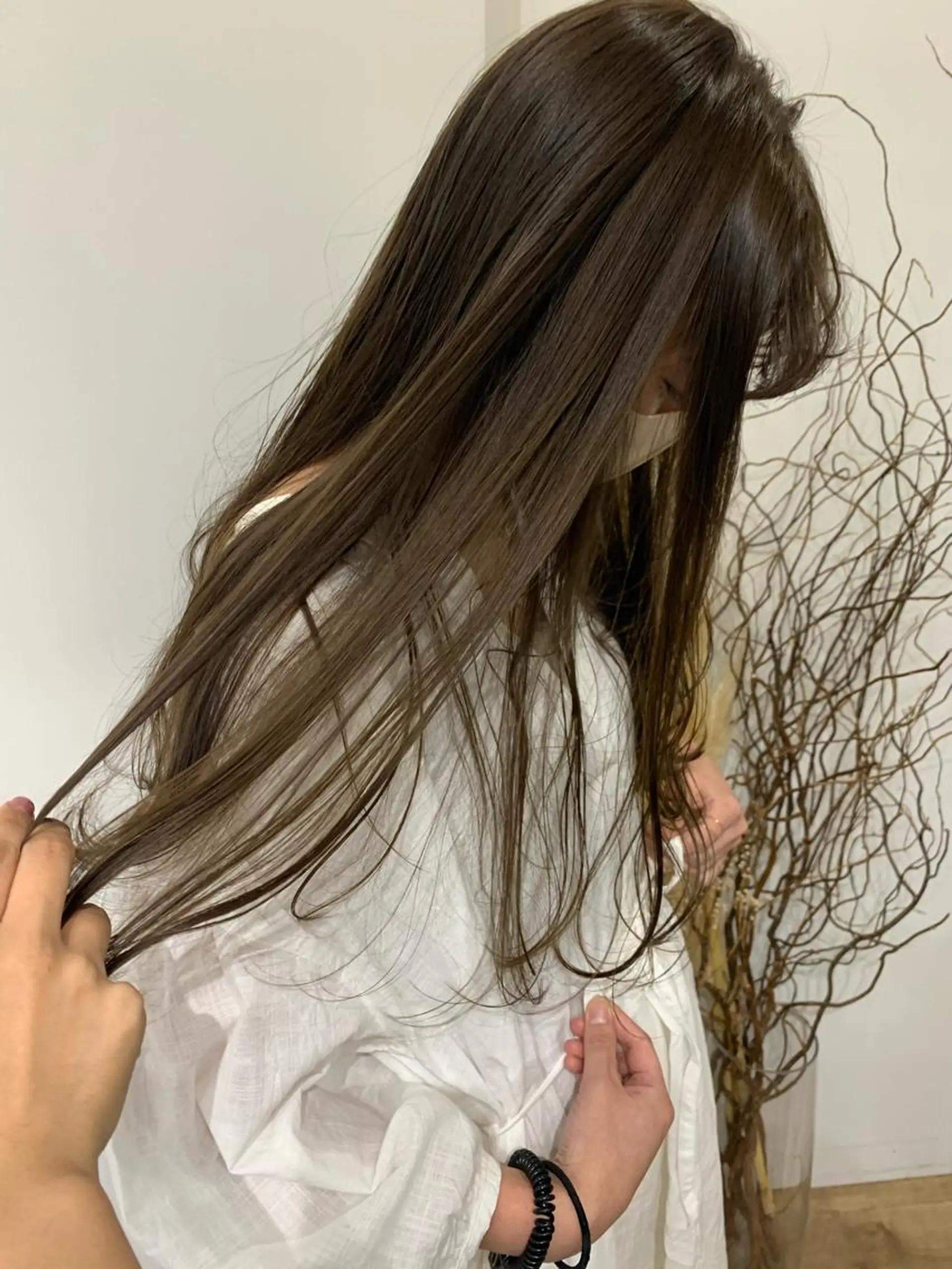 ロング カラー ベージュカラー オリーブベージュ ヘアカラー トリートメント salowin梅田所属・レイヤー/顔周り /AKARIのヘアスタイル