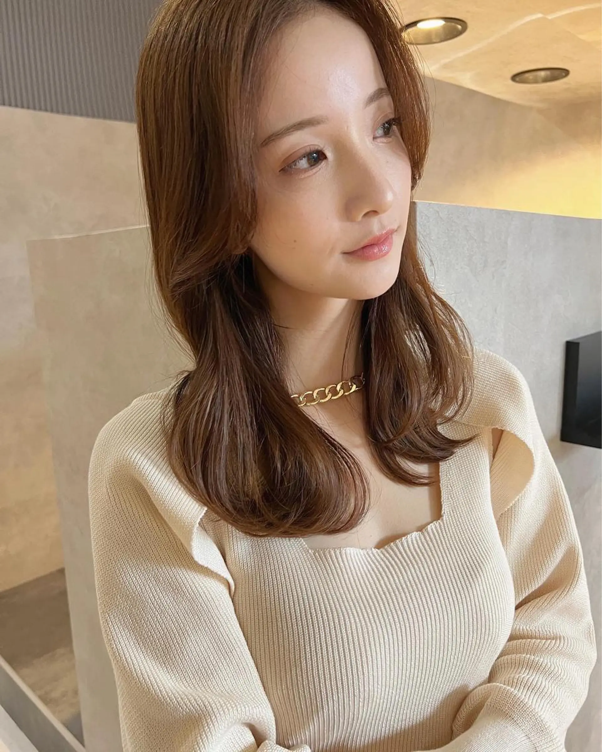 セミロング くびれヘア 韓国風ヘア 菅原リキヤ くびれレイヤーヘアのヘアスタイル