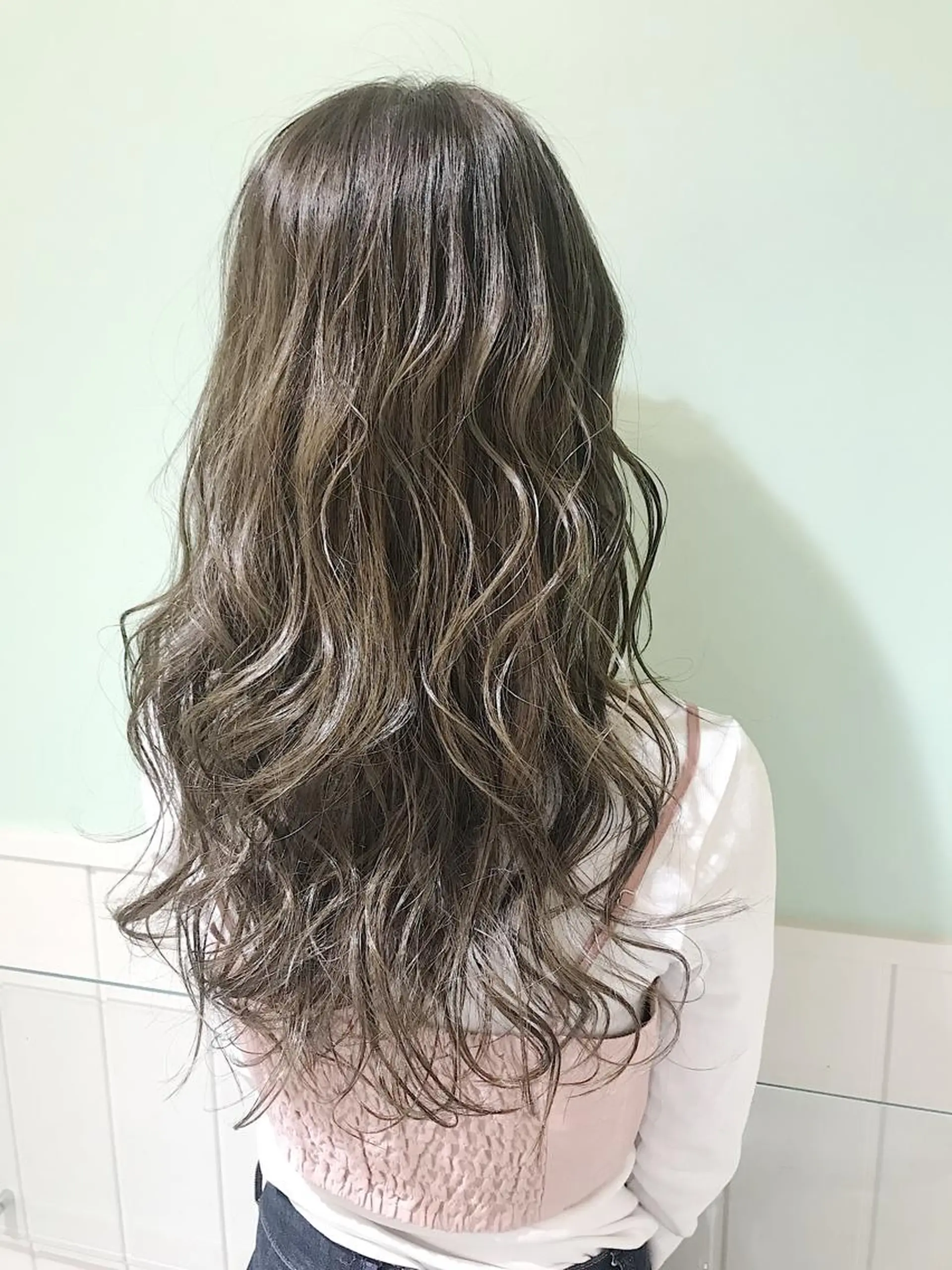 ロング カラー アッシュ ブリーチ ハイライトカラー オリーブアッシュ ハイライト fukuyasu rikaのネイルデザイン