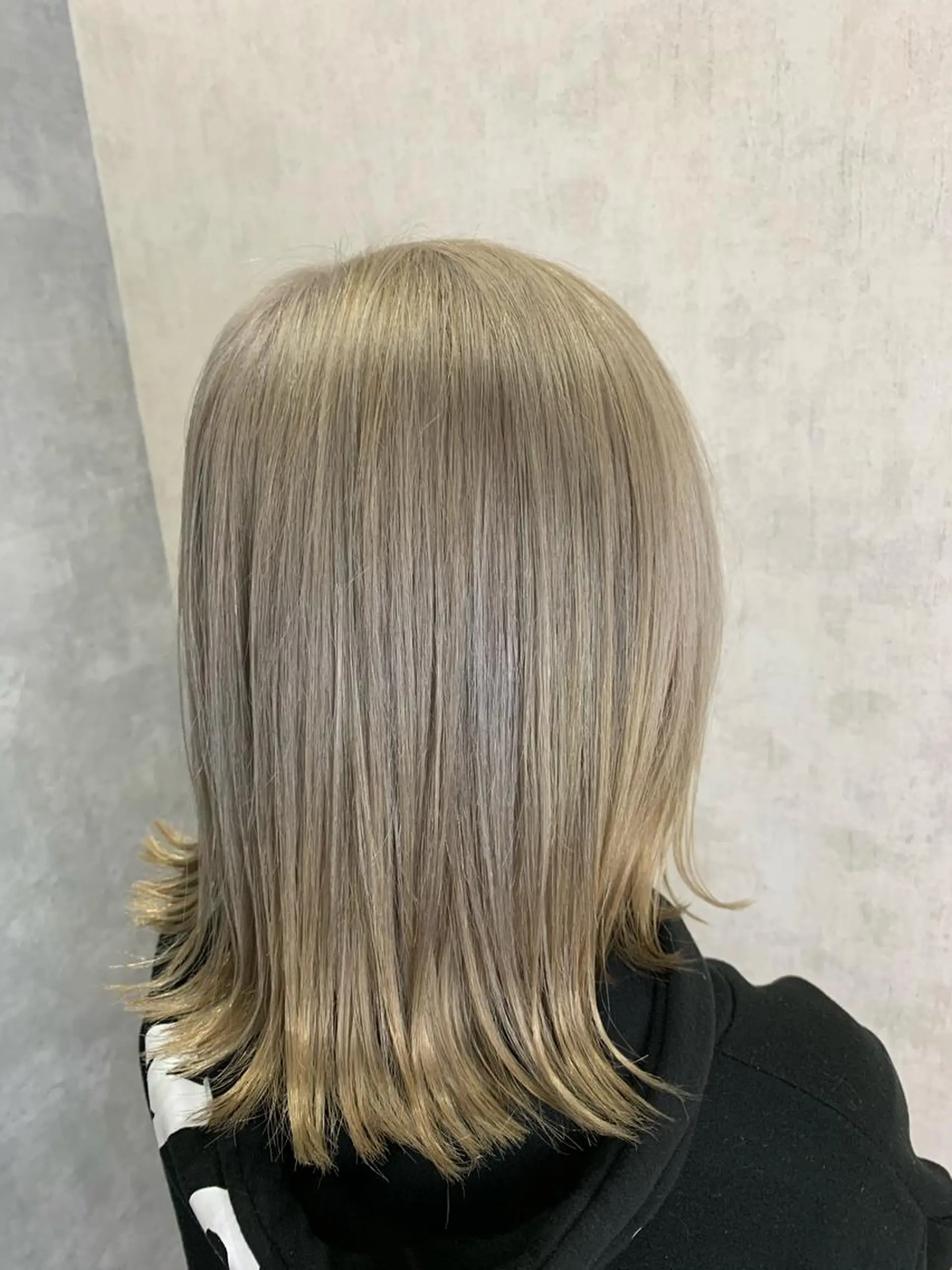 ミディアム カラー グレージュ ヘアカラー トリートメント LUXBE LUCEのヘアスタイル