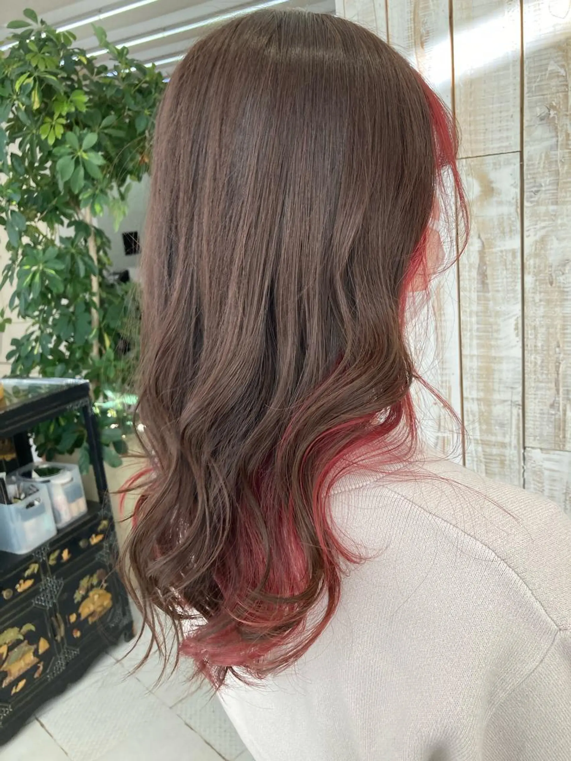 セミロング カラー インナーカラー ピンクカラー レッドカラー ヘアカラー 岩崎 裕司のヘアスタイル