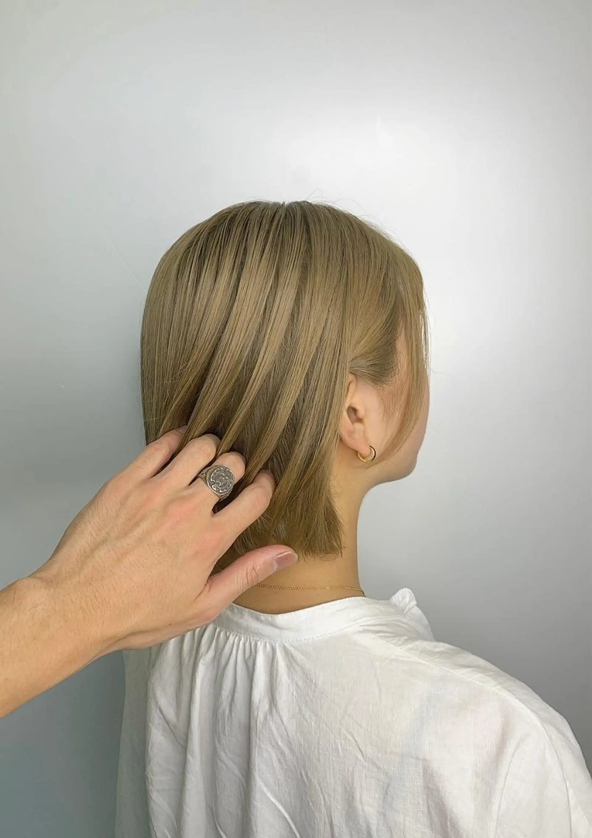 ショート カラー 🌟小顔レイヤー× 赤み消し透明感カラーのヘアスタイル