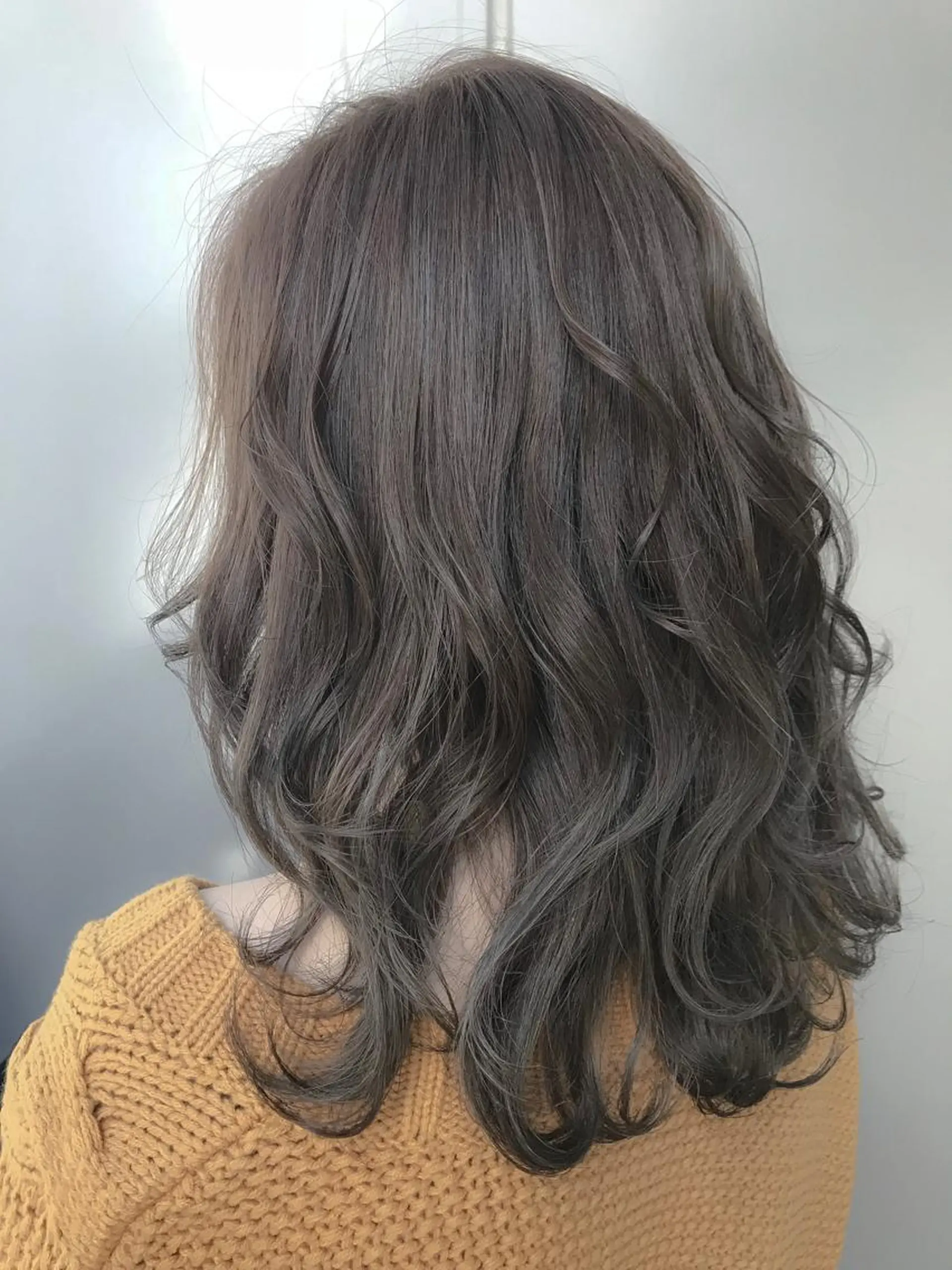 ミディアム カラー グレージュ ミルクティーグレージュ 【透明感、艶髪】西村 有司のヘアスタイル