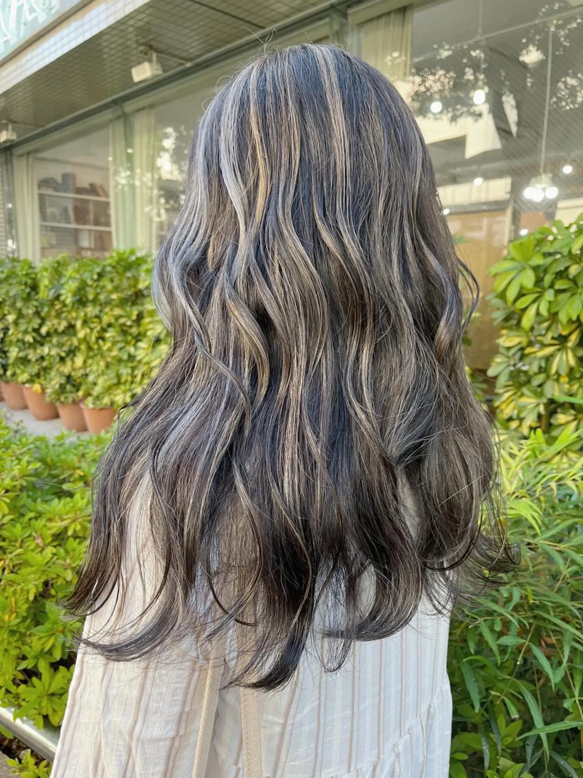 ロング カラー 編み込みエクステ シールエクステ バレイヤージュ ブリーチ ブロンド ヘアカラー モモカ/ハイトーン /バレイヤージュのヘアスタイル