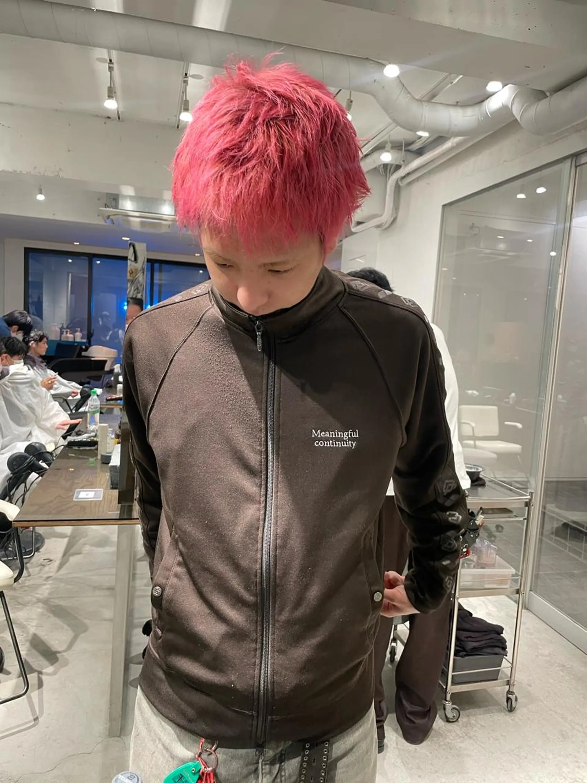 ショート カラー メンズ メンズバレイヤージュ メンズブリーチ センターパート フェードカット メンズハイライト カット ヘアカラー トリートメント スパイラルパーマ 🌐hina⭐️のヘアスタイル